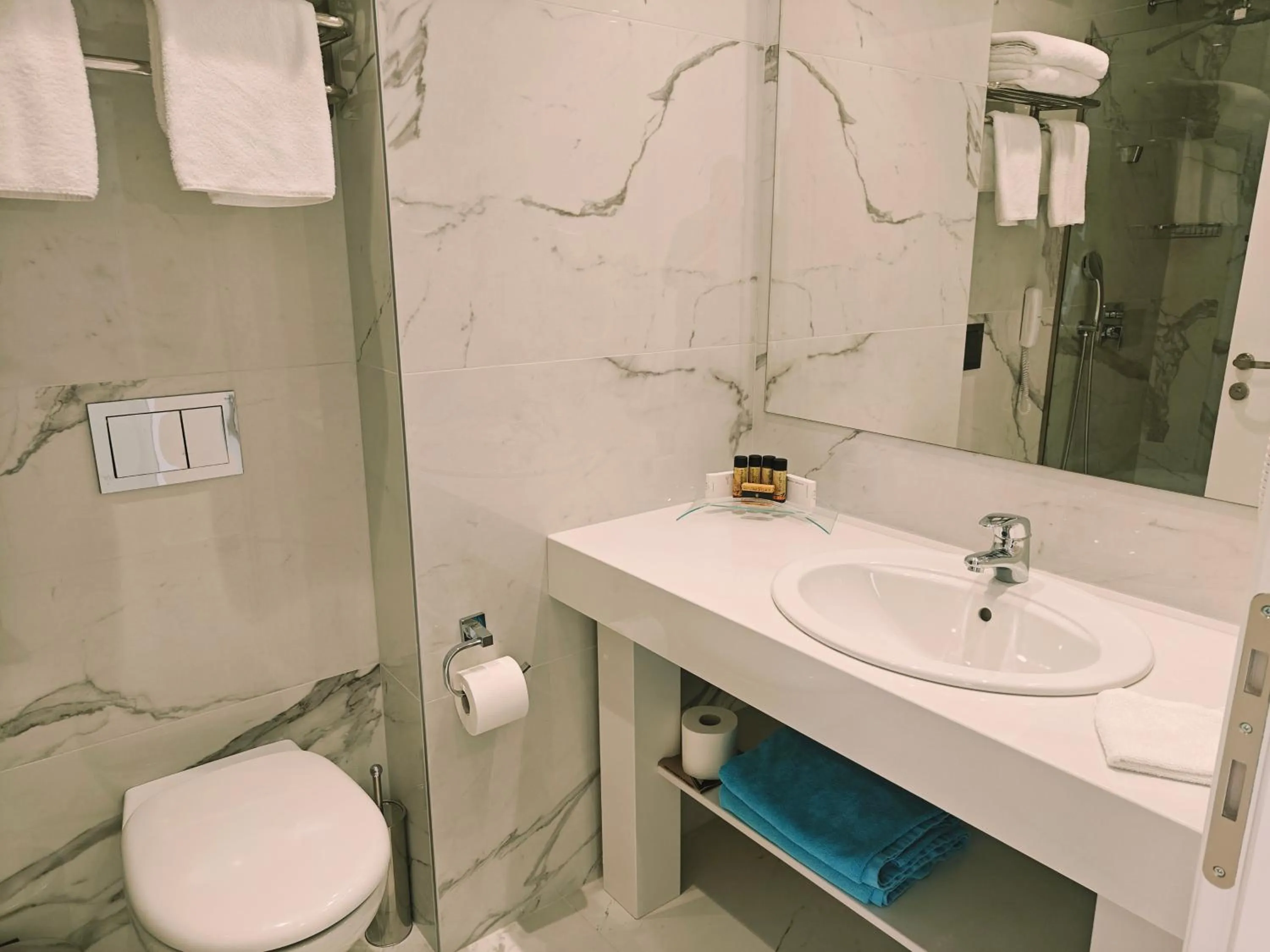 Bathroom in Ibiscus Hotel