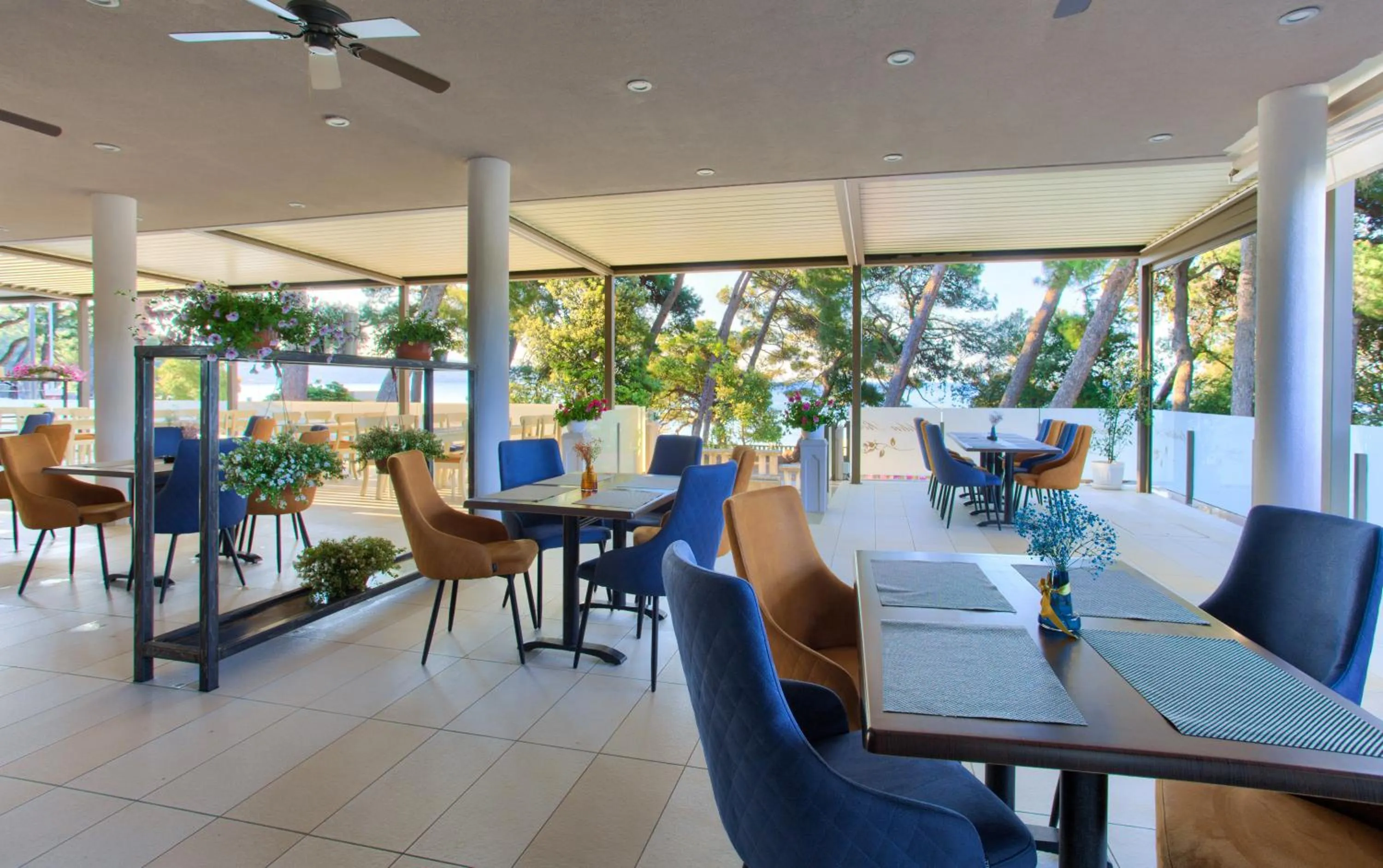 Restaurant/places to eat in Hotel Bor