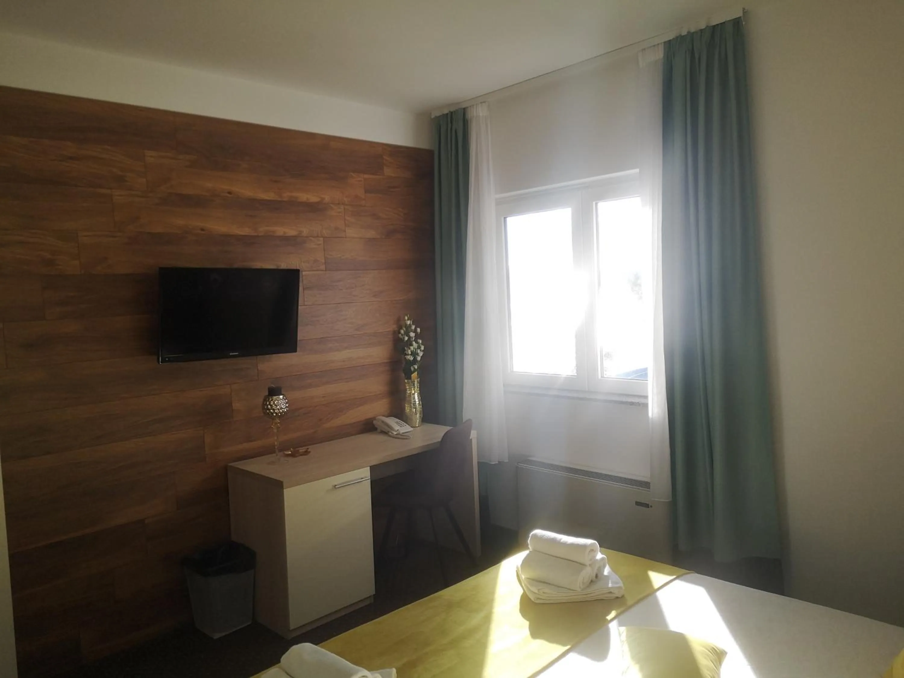 TV and multimedia, Bed in Hotel Bor