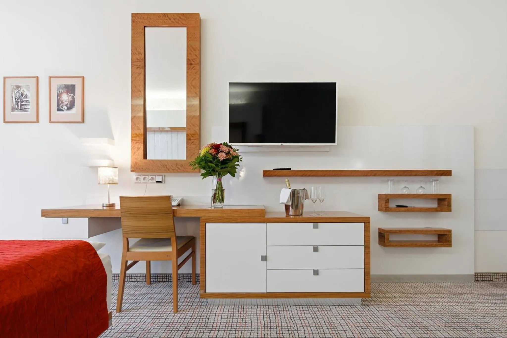 TV and multimedia in St. Joseph Royal Regent