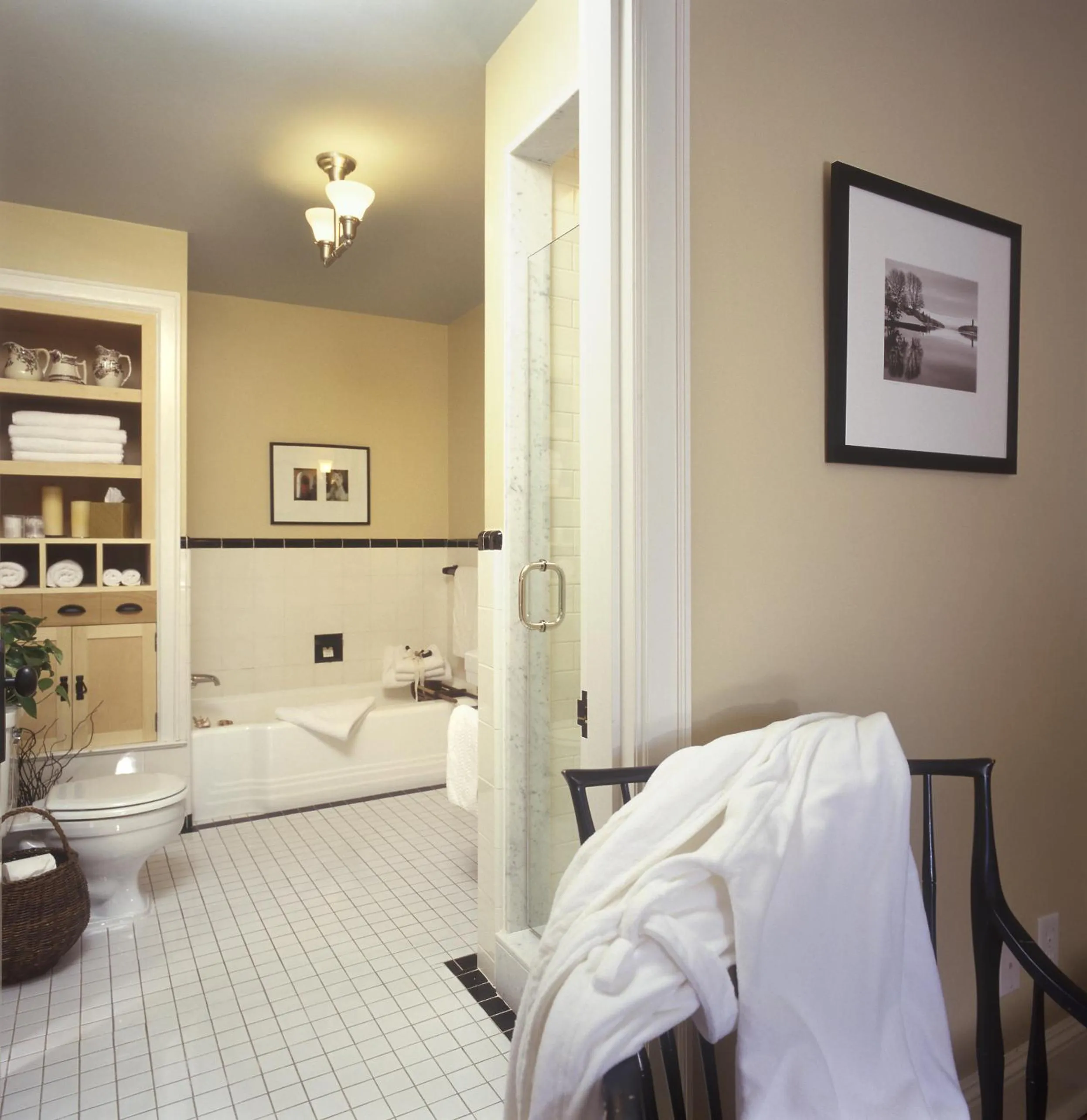 Bathroom, Bed in The Pebble Bed and Breakfast