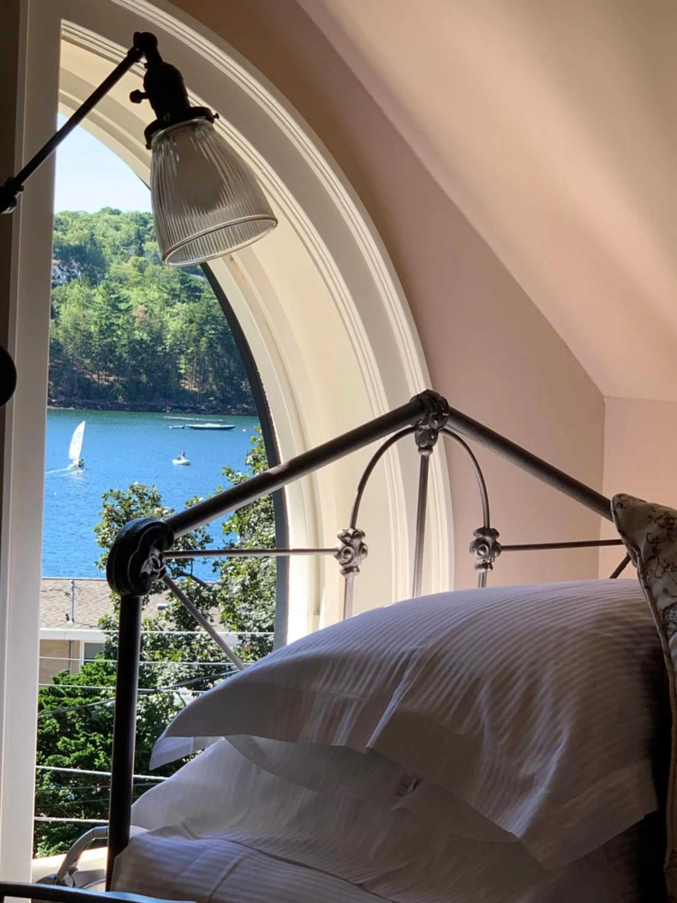 Bed in The Pebble Bed and Breakfast