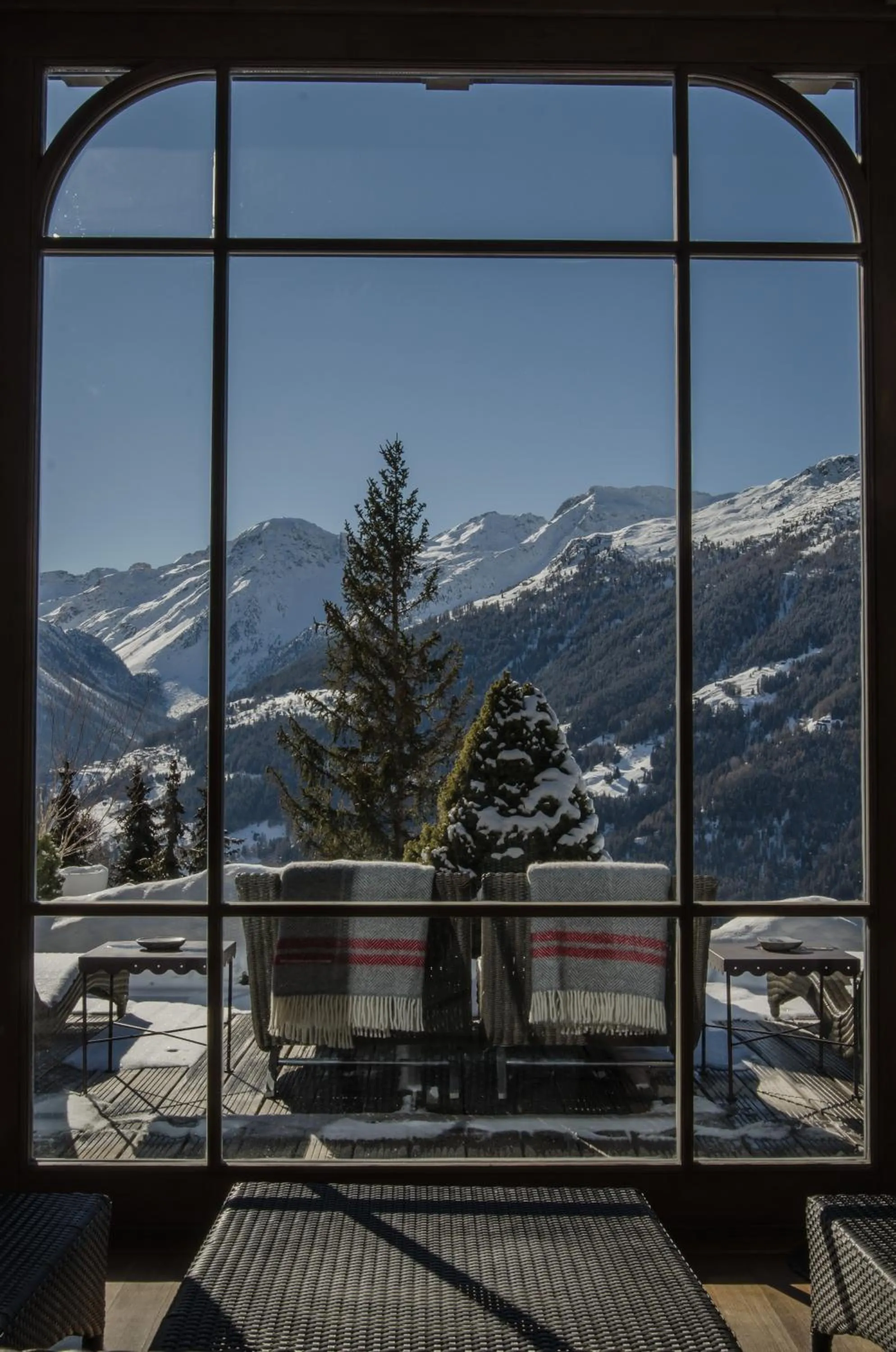 Swimming pool in Hôtel Bella Tola & SPA