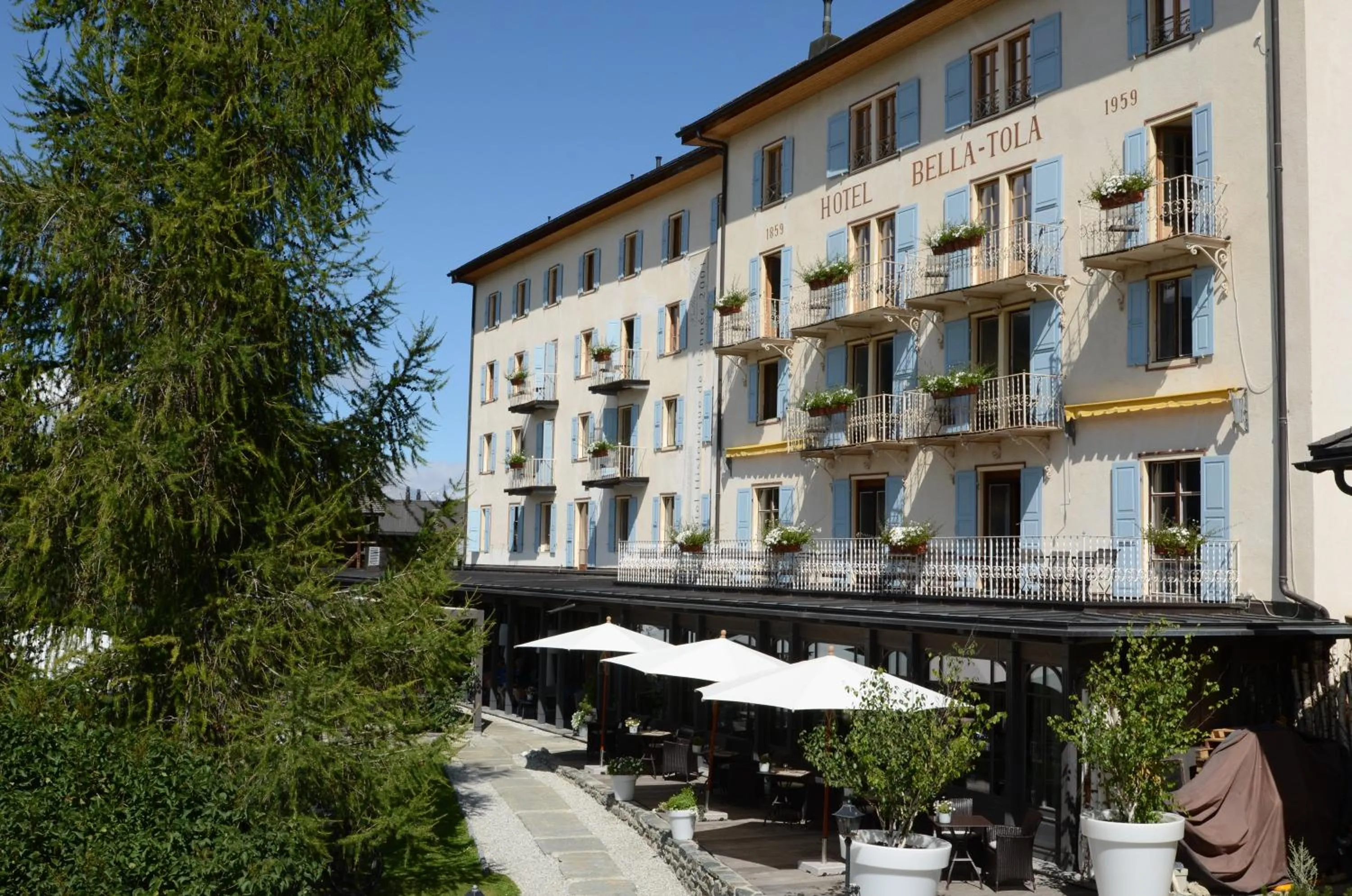 Property building in Hôtel Bella Tola & SPA