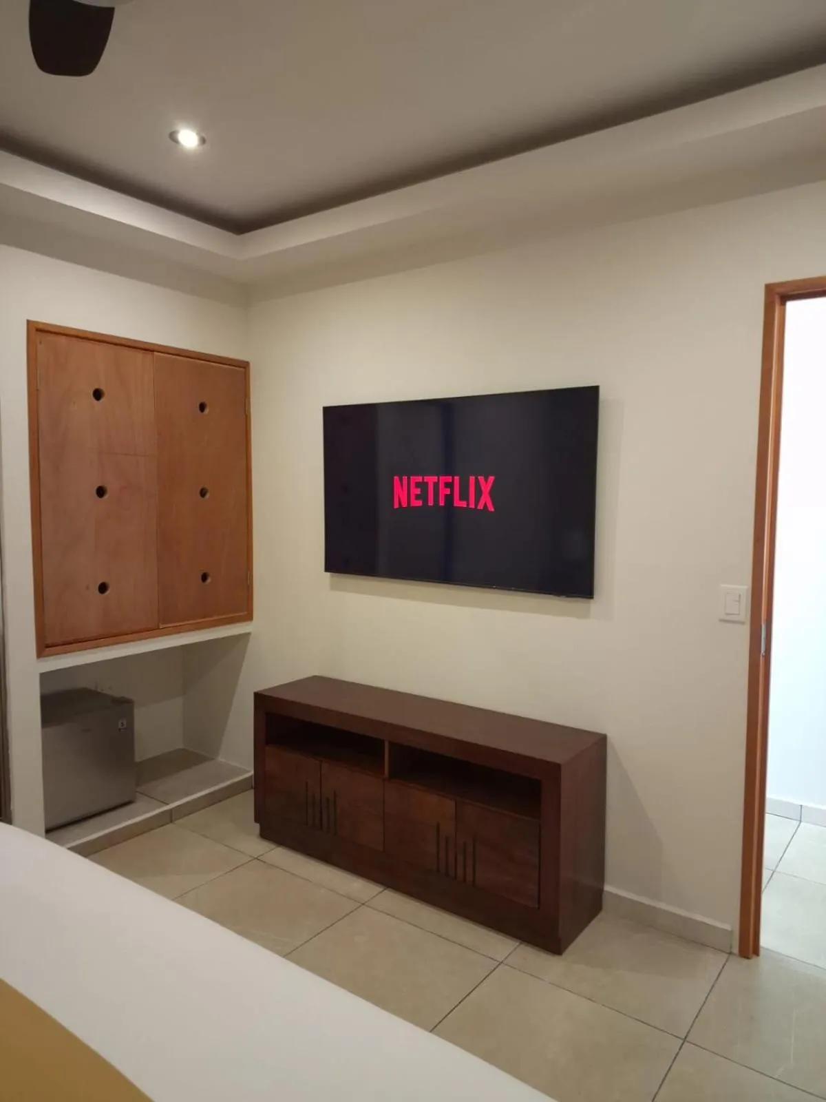 Communal lounge/ TV room in Hotel Scarlette