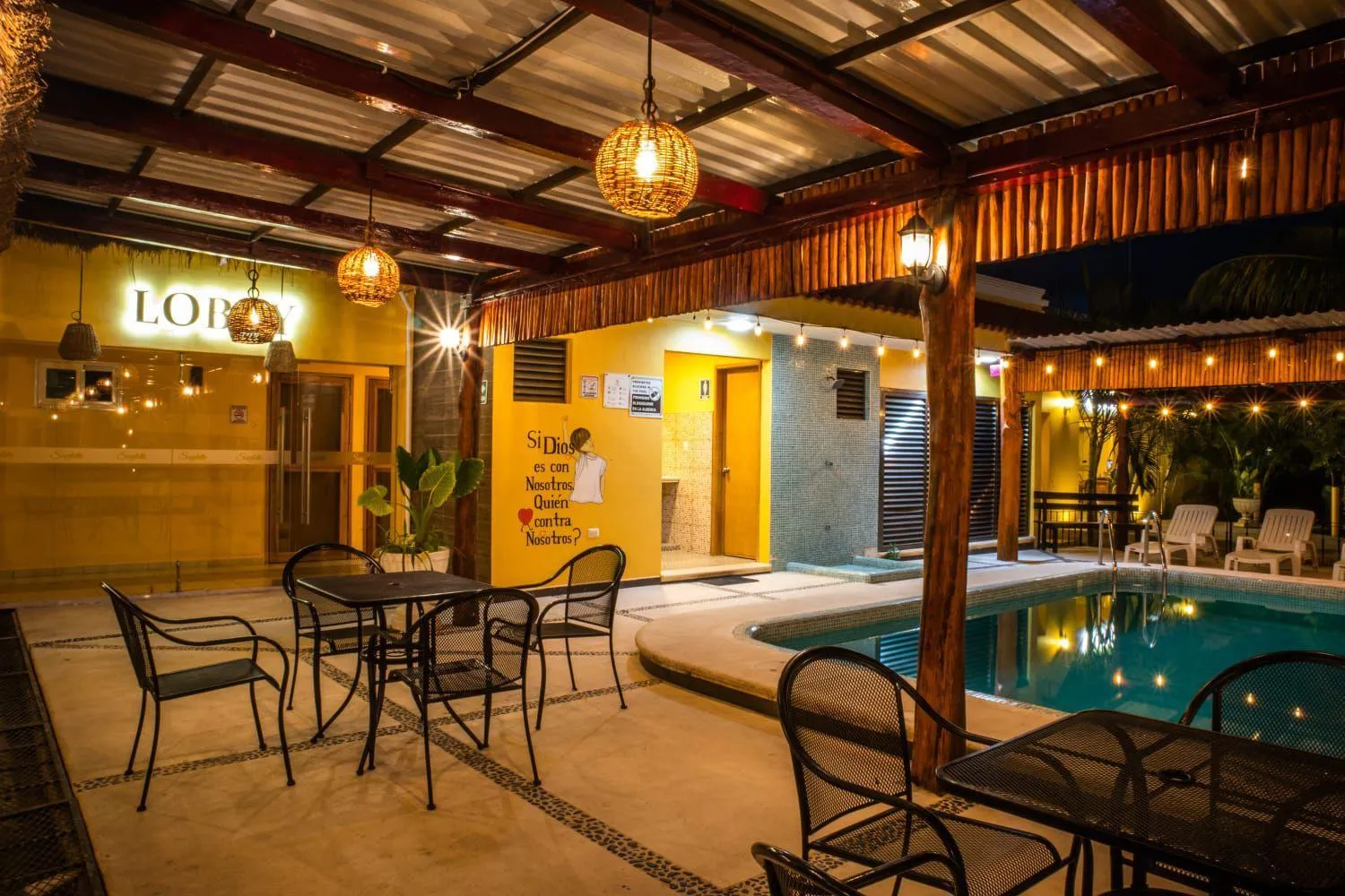 Restaurant/places to eat in Hotel Scarlette