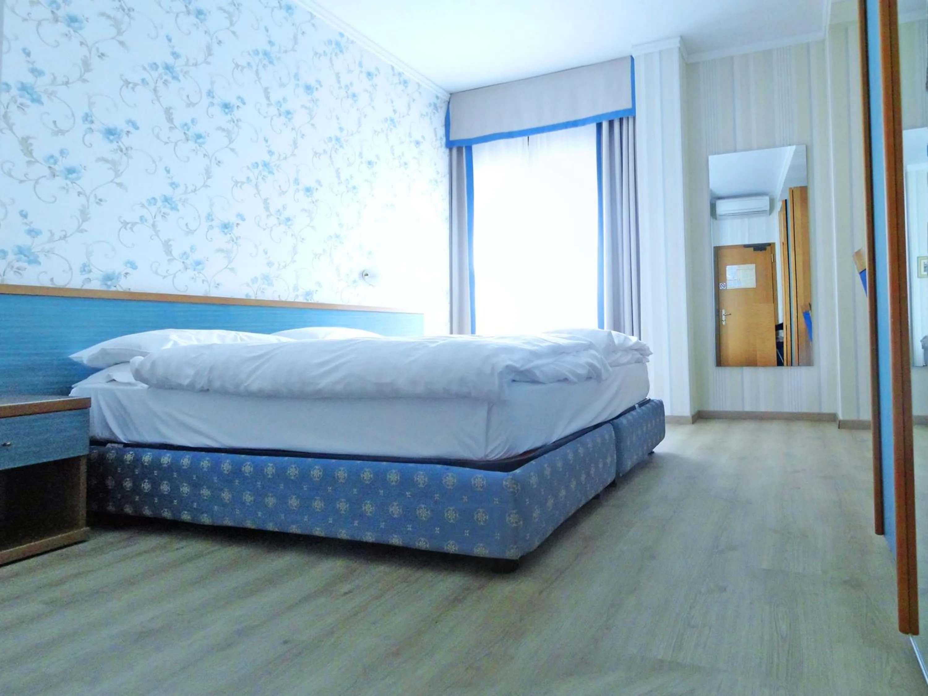 Bedroom, Bed in Hotel Sole - Limone
