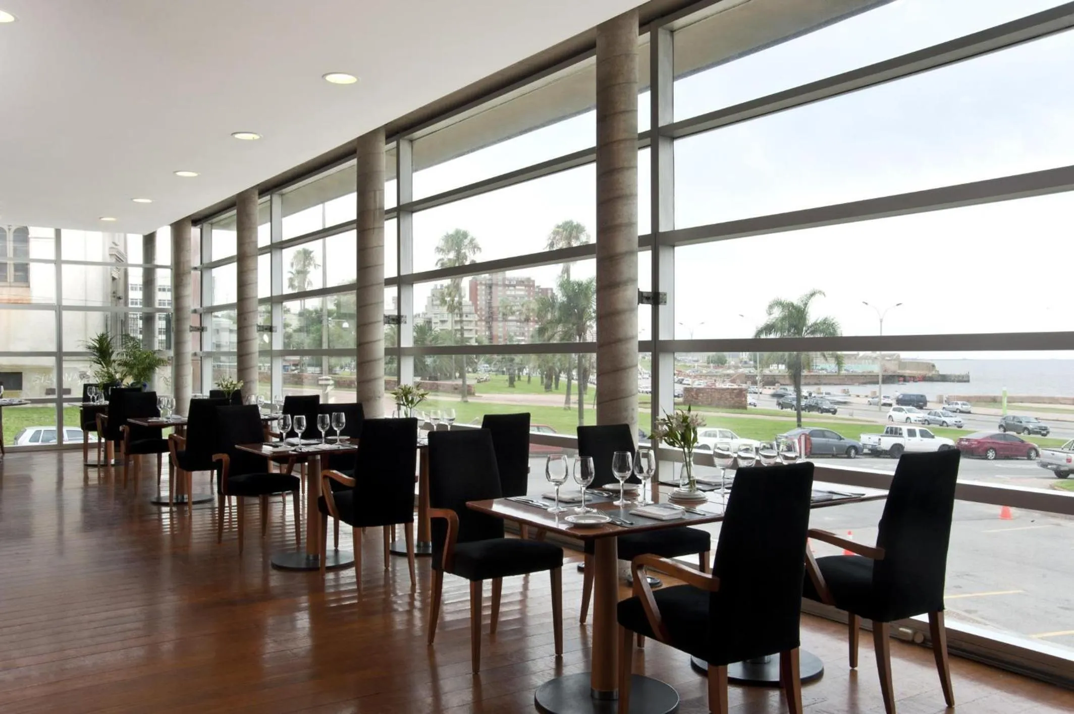 Restaurant/places to eat in NH Montevideo Columbia