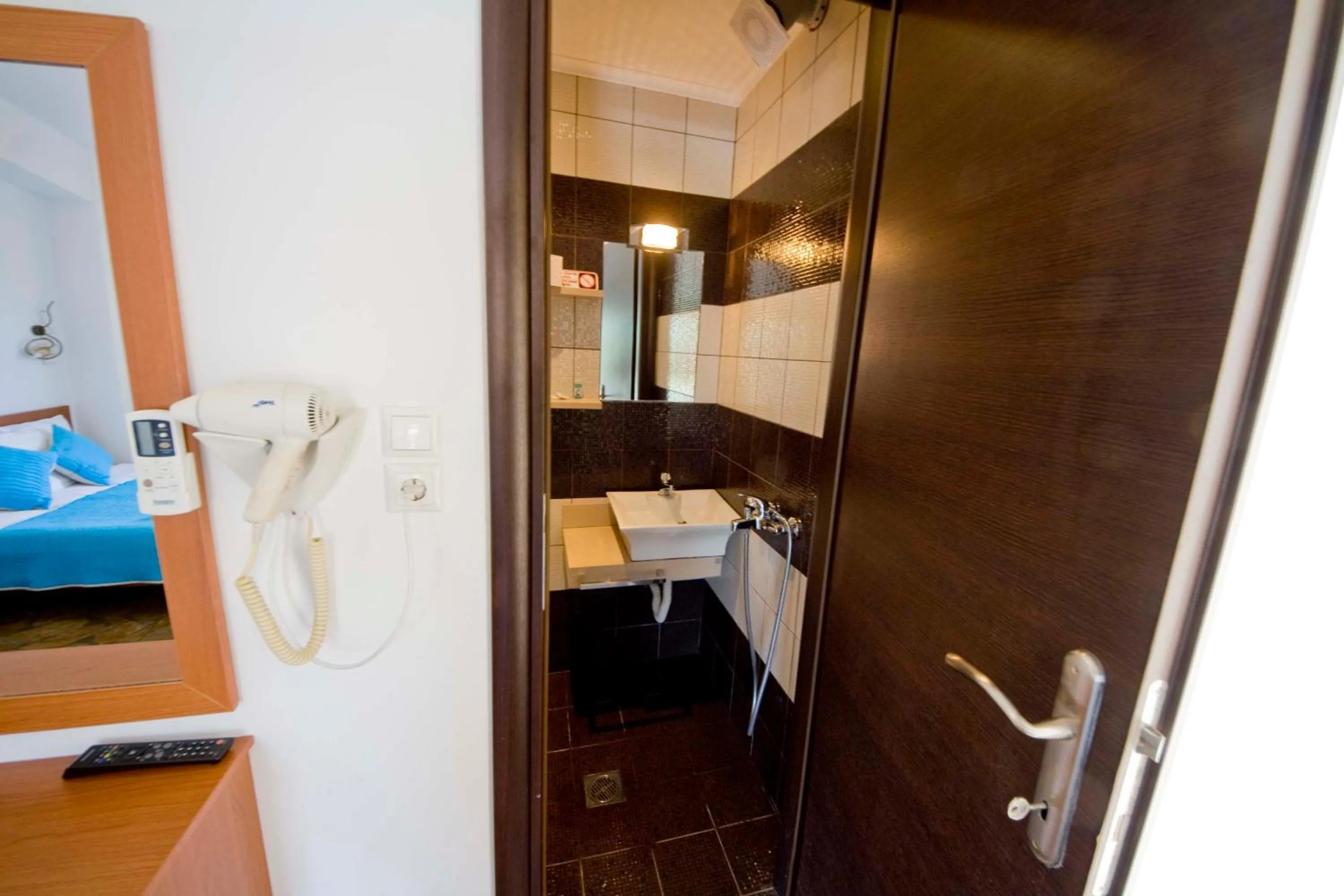 Shower, Bed in Porto Marina