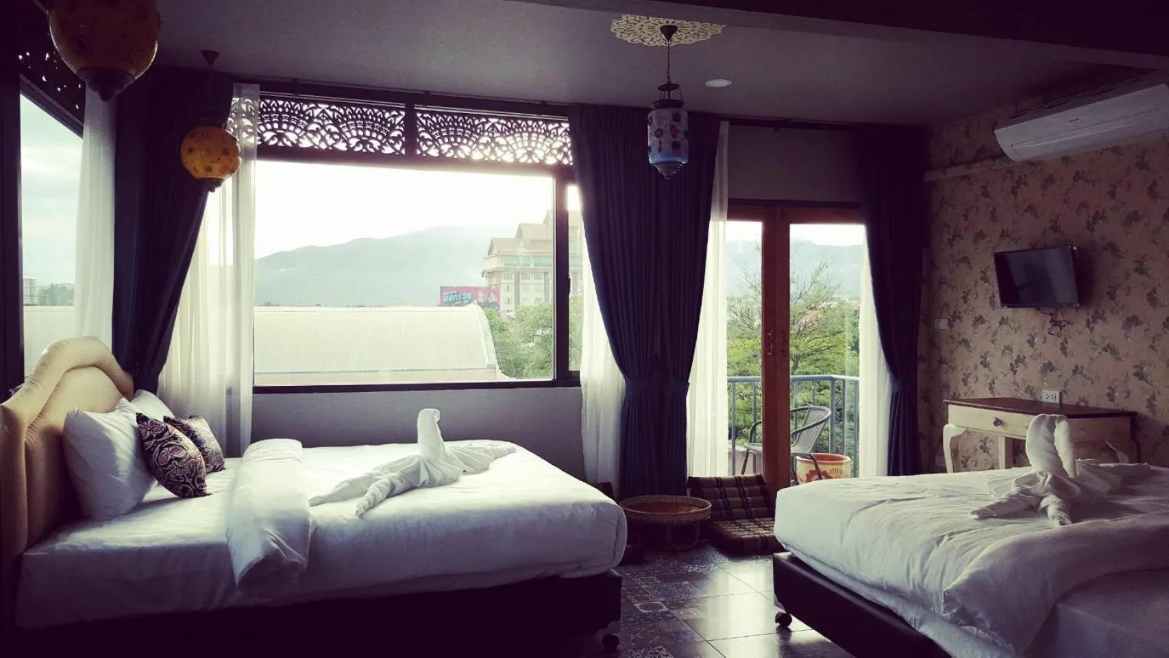 Photo of the whole room, Bed in Sridonchai Heritage, Night Bazaar Chiang Mai