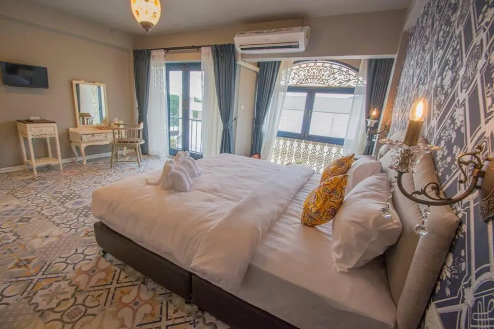 Photo of the whole room, Bed in Sridonchai Heritage, Night Bazaar Chiang Mai