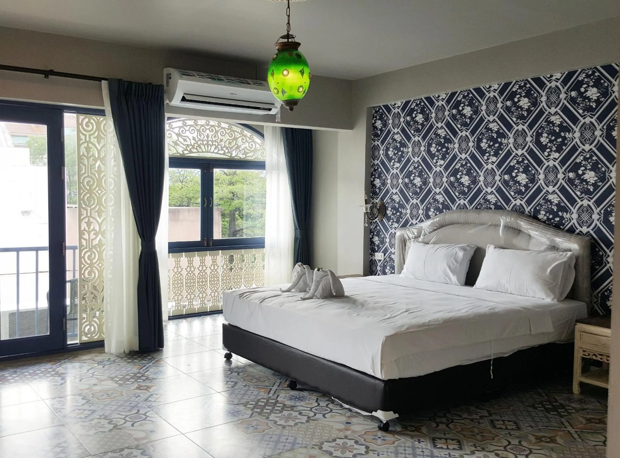 Photo of the whole room, Bed in Sridonchai Heritage, Night Bazaar Chiang Mai