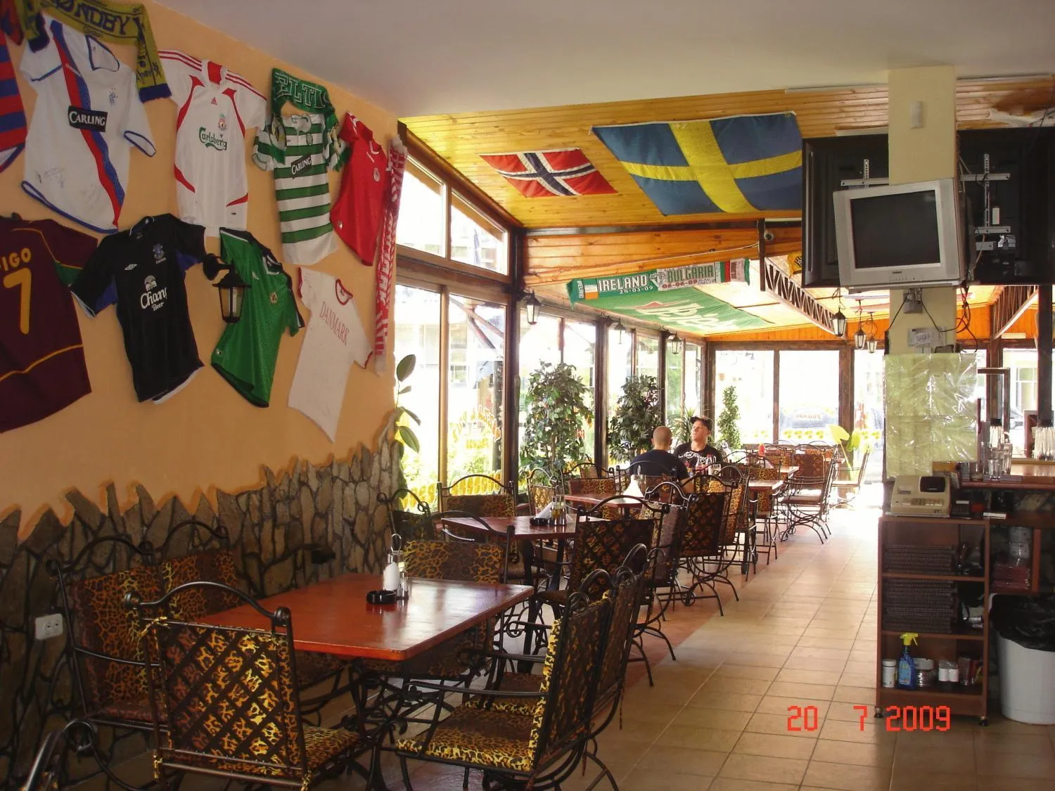 Restaurant/places to eat in Friends Family Hotel