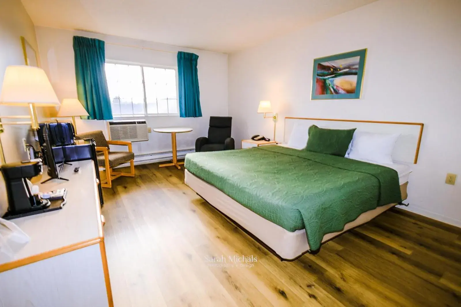 Bedroom, Bed in Mountain Host Motor Inn Bedroom, Bed in Mountain Host Motor Inn