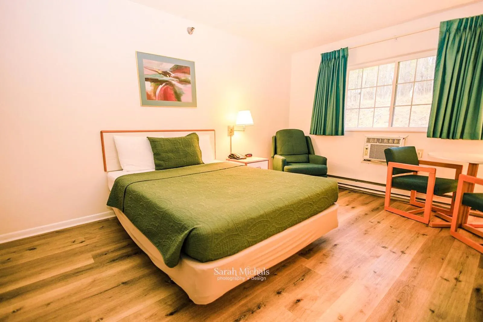 Bedroom, Bed in Mountain Host Motor Inn