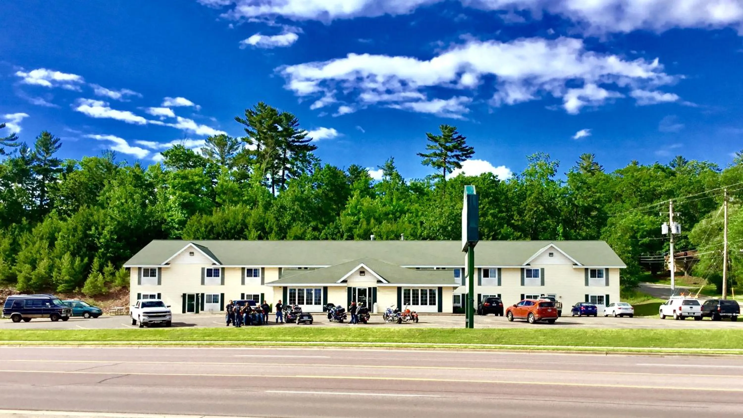 Property building in Mountain Host Motor Inn