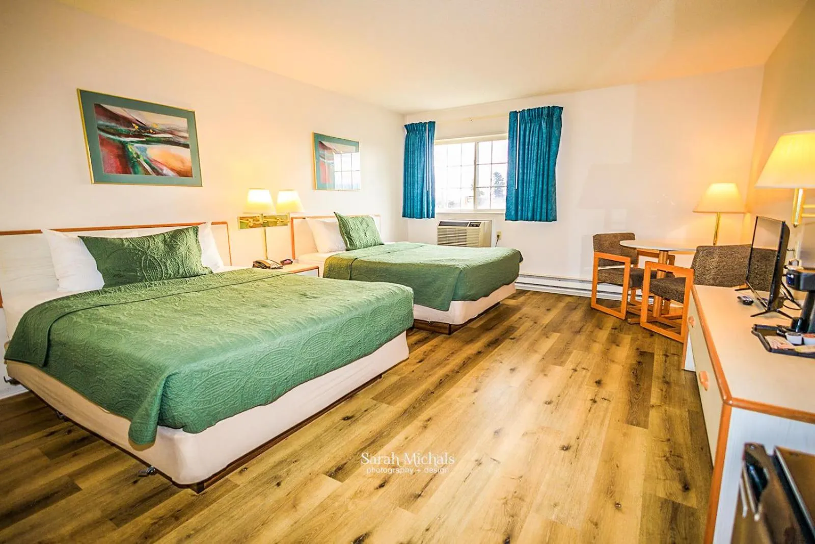 Bedroom, Bed in Mountain Host Motor Inn