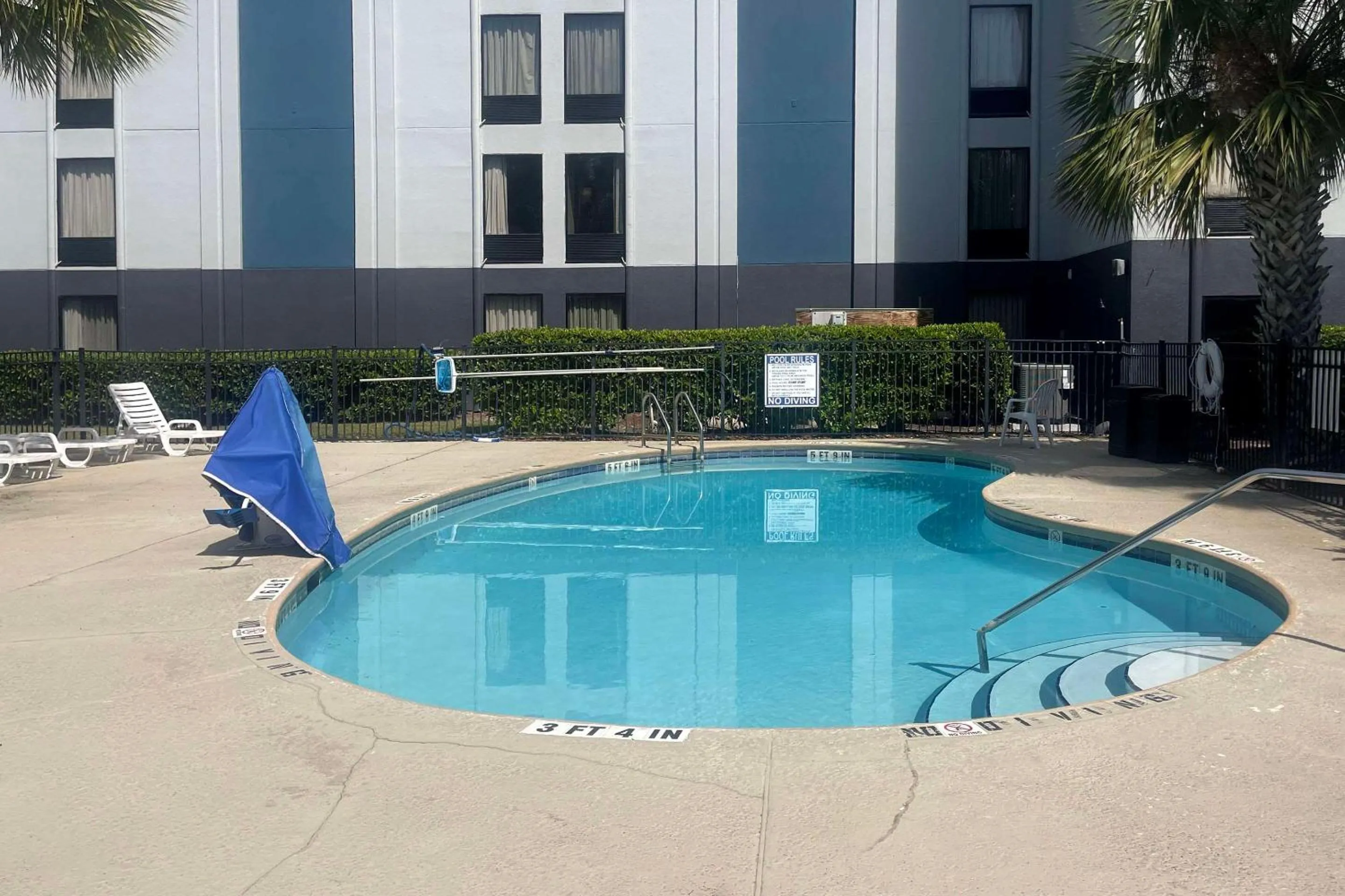Swimming pool in Best Western Southside Hotel & Suites