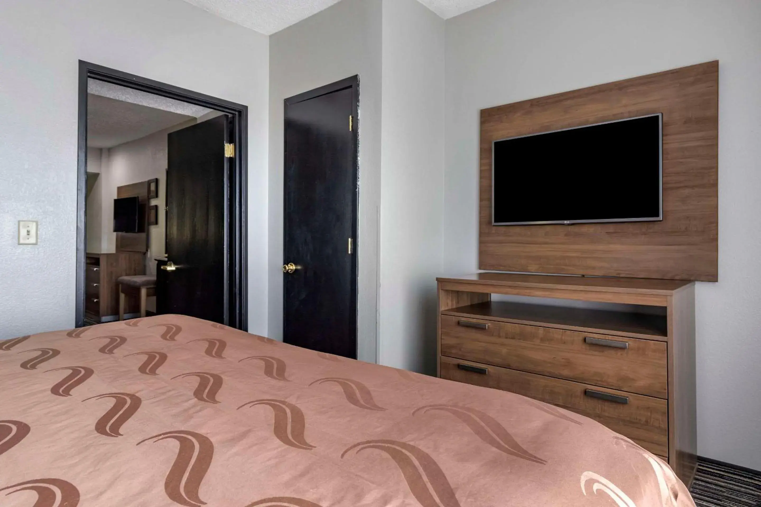 Bedroom, Bed in Quality Inn & Suites I-35 E-Walnut Hill Bedroom, Bed in Quality Inn & Suites I-35 E-Walnut Hill