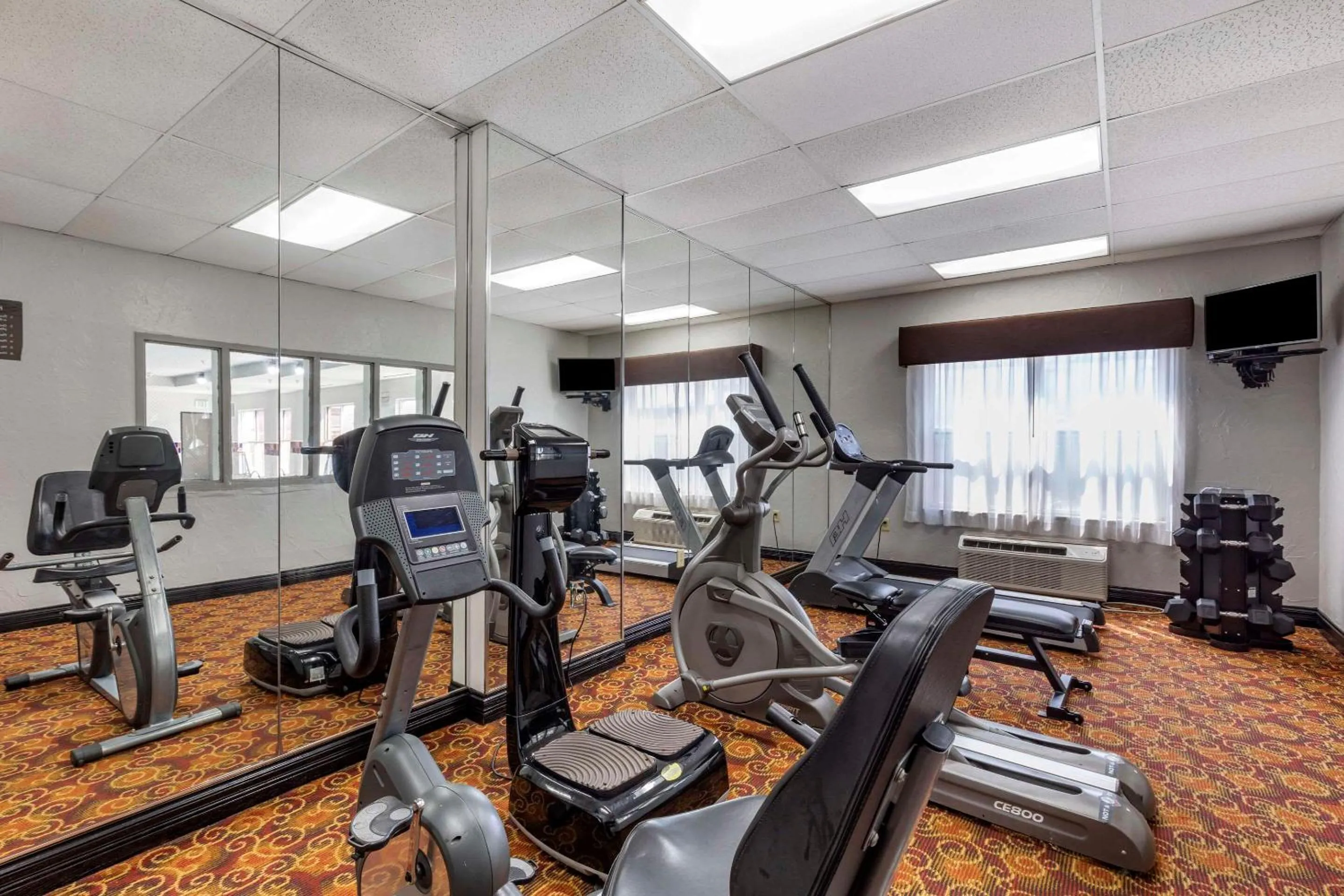 Fitness centre/facilities in Quality Inn & Suites I-35 E-Walnut Hill