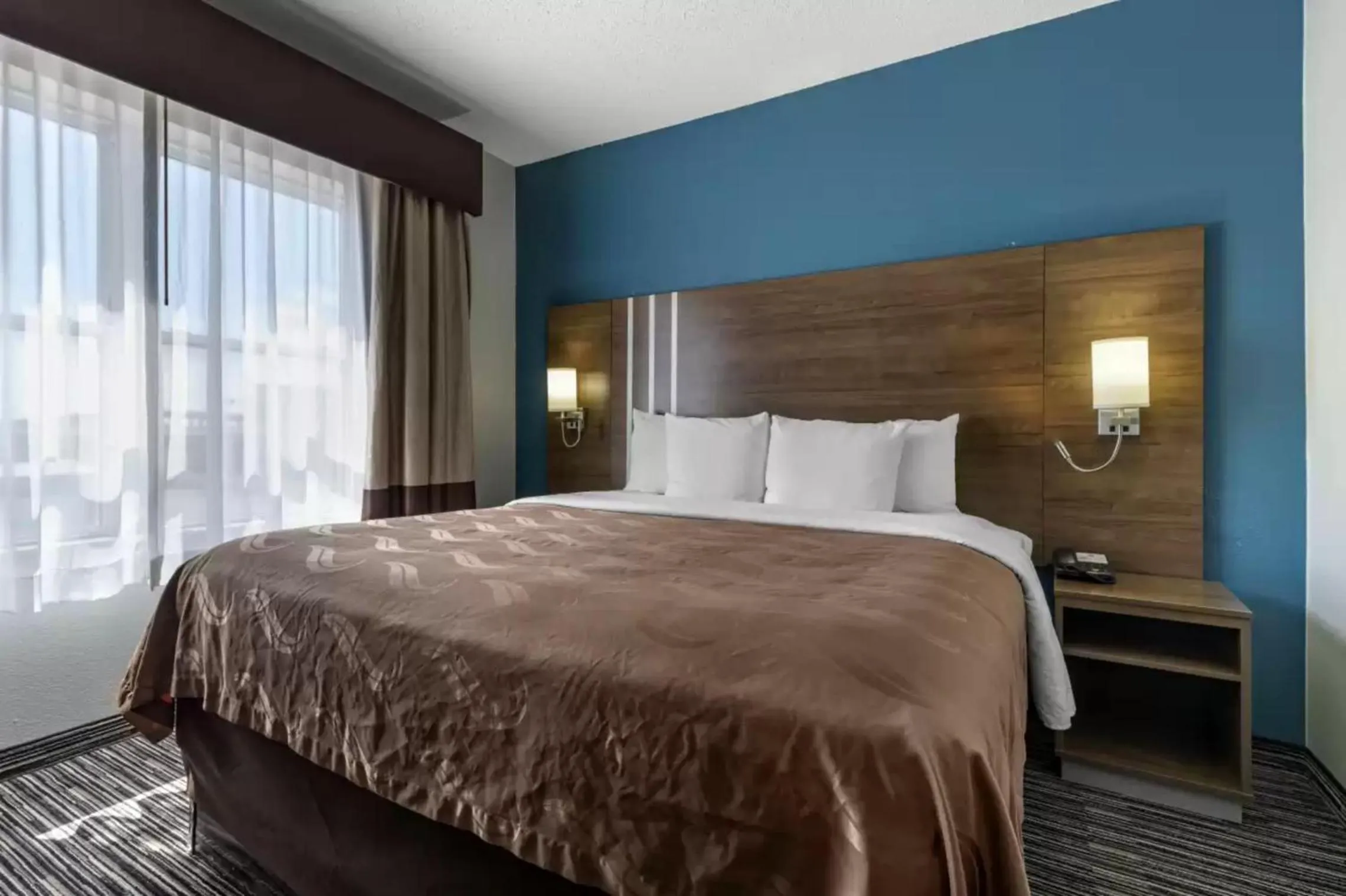 Bed in Quality Inn & Suites I-35 E-Walnut Hill