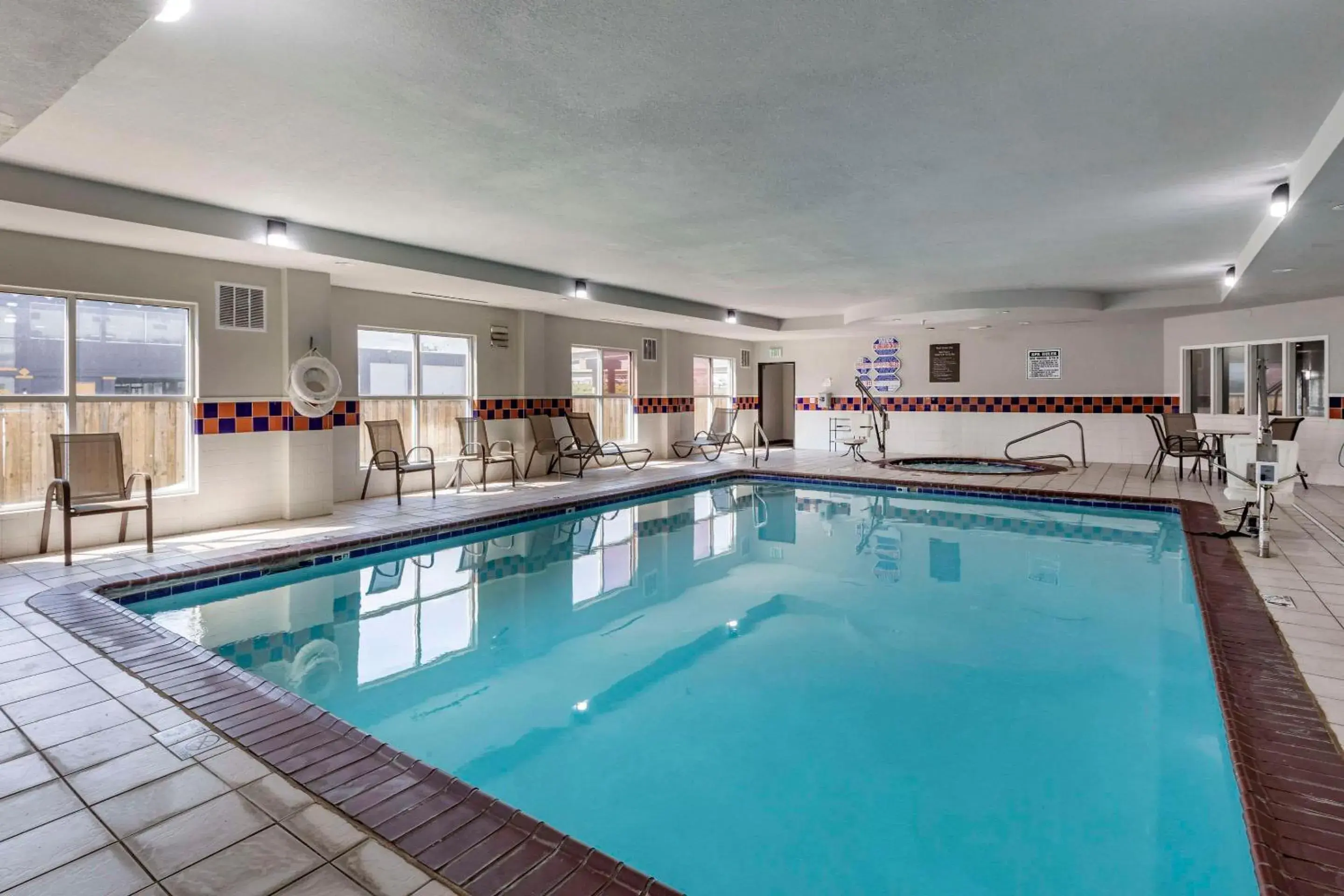 Swimming pool in Quality Inn & Suites I-35 E-Walnut Hill Swimming pool in Quality Inn & Suites I-35 E-Walnut Hill