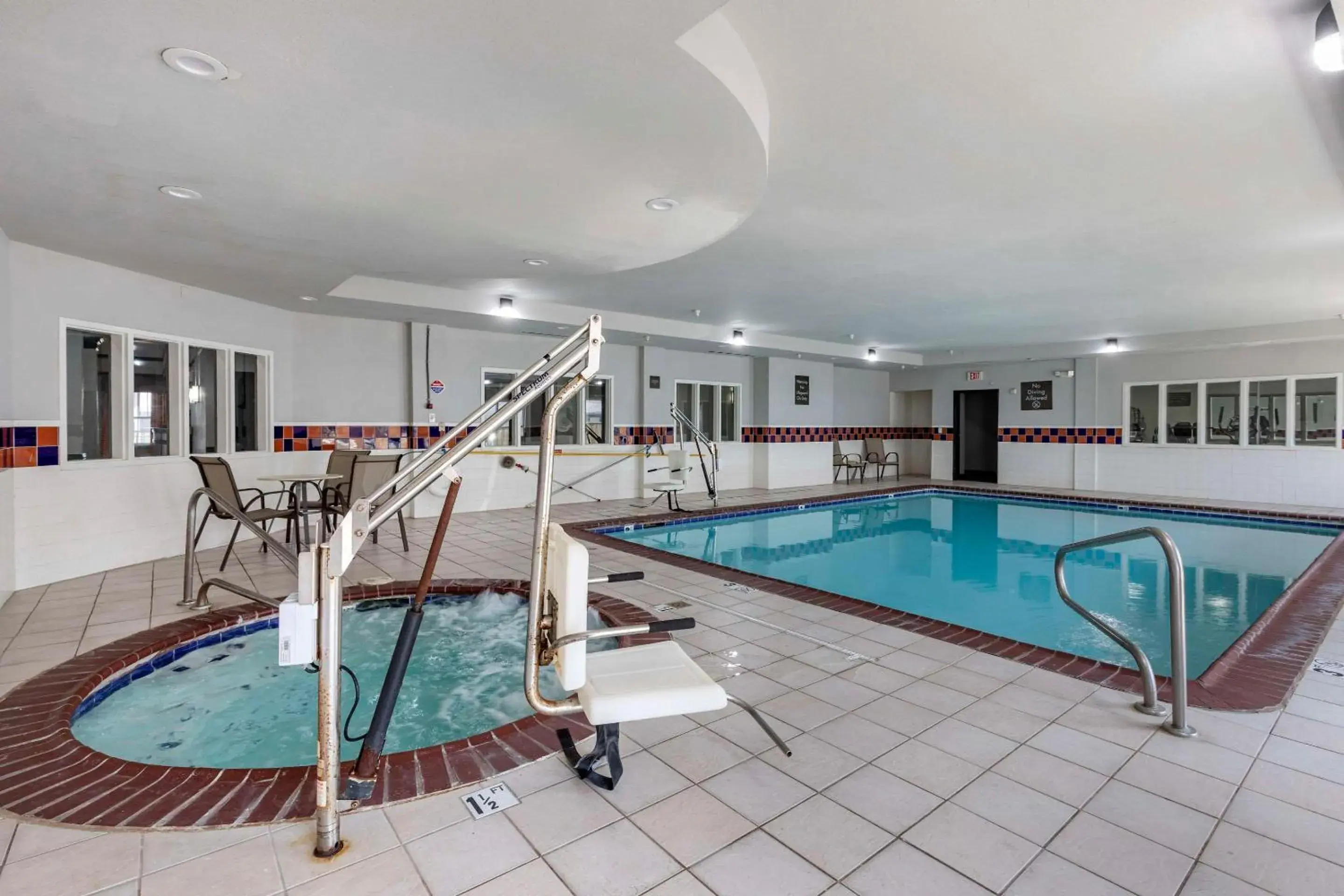 Swimming pool in Quality Inn & Suites I-35 E-Walnut Hill Swimming pool in Quality Inn & Suites I-35 E-Walnut Hill