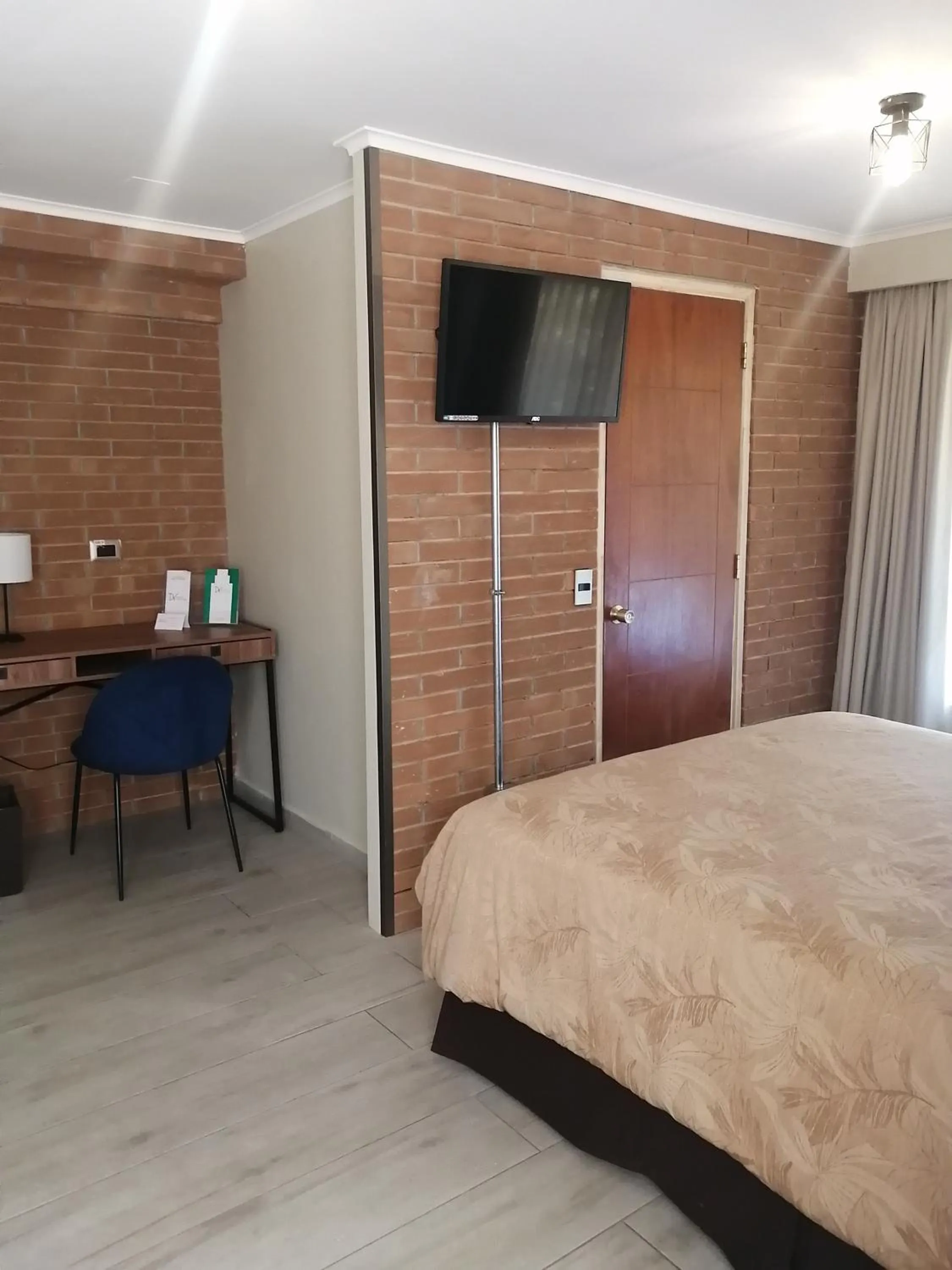 Text overlay, Bed in Hotel Diego de Velazquez