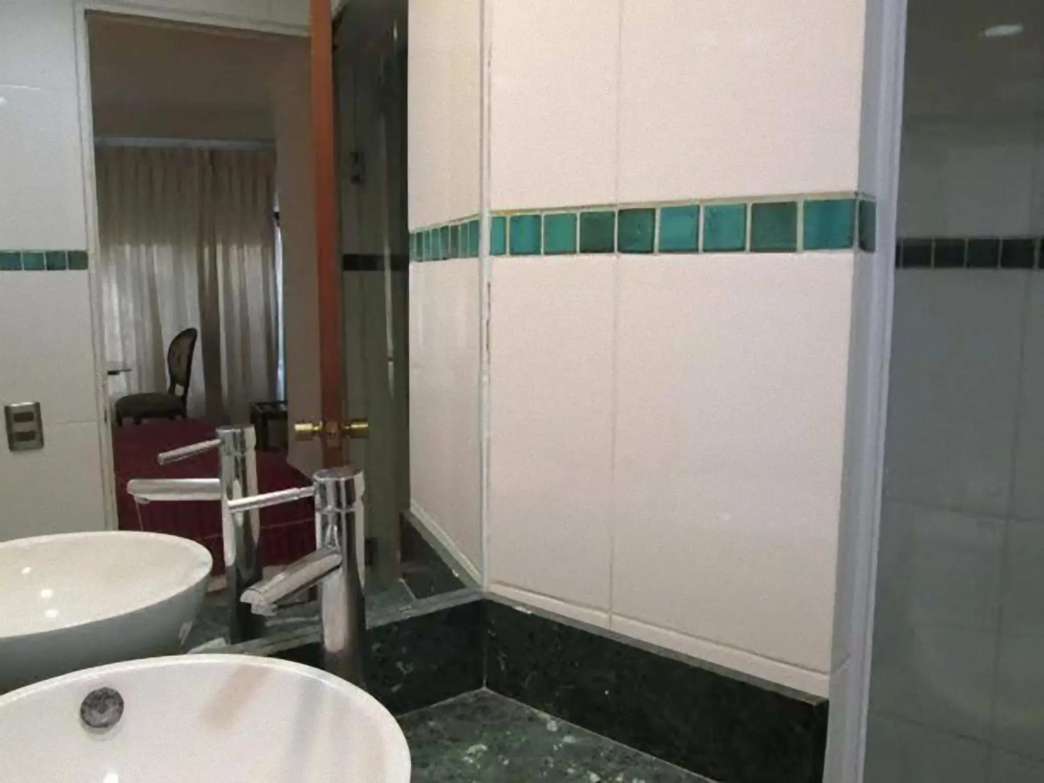 Standard Twin Room in Hotel Montecarlo Santiago Standard Twin Room in Hotel Montecarlo Santiago