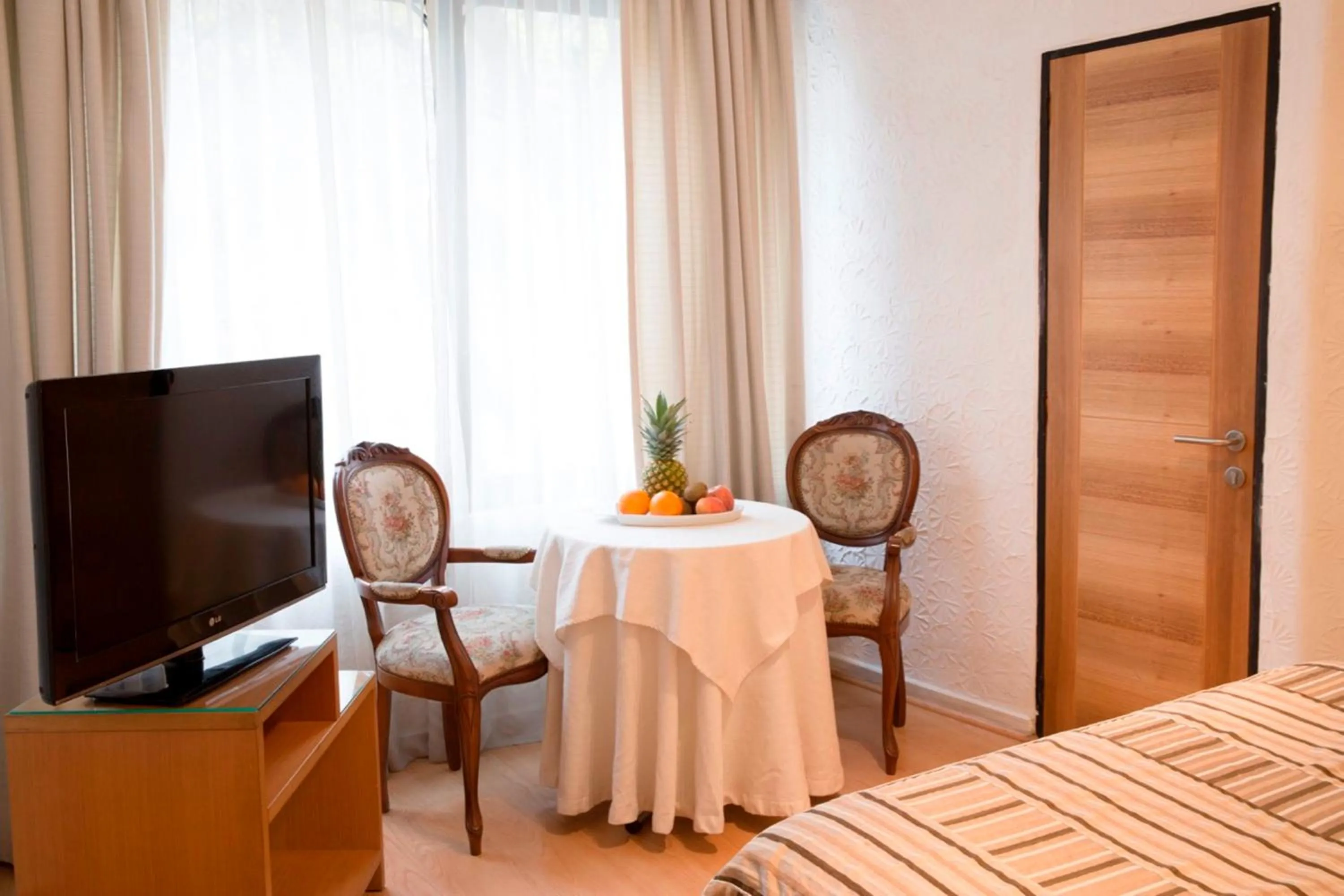 Photo of the whole room, Bed in Hotel Montecarlo Santiago