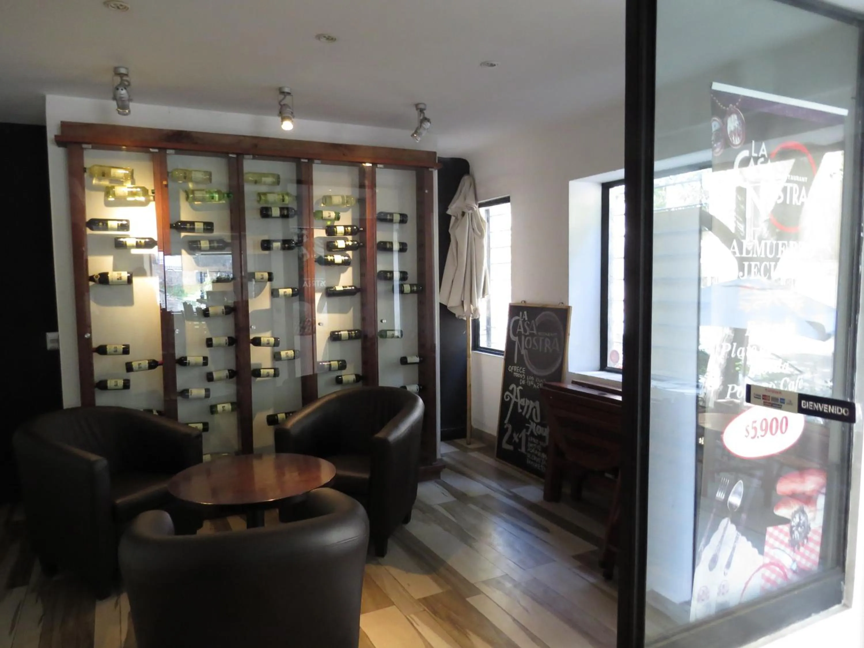 Restaurant/places to eat in Hotel Montecarlo Santiago