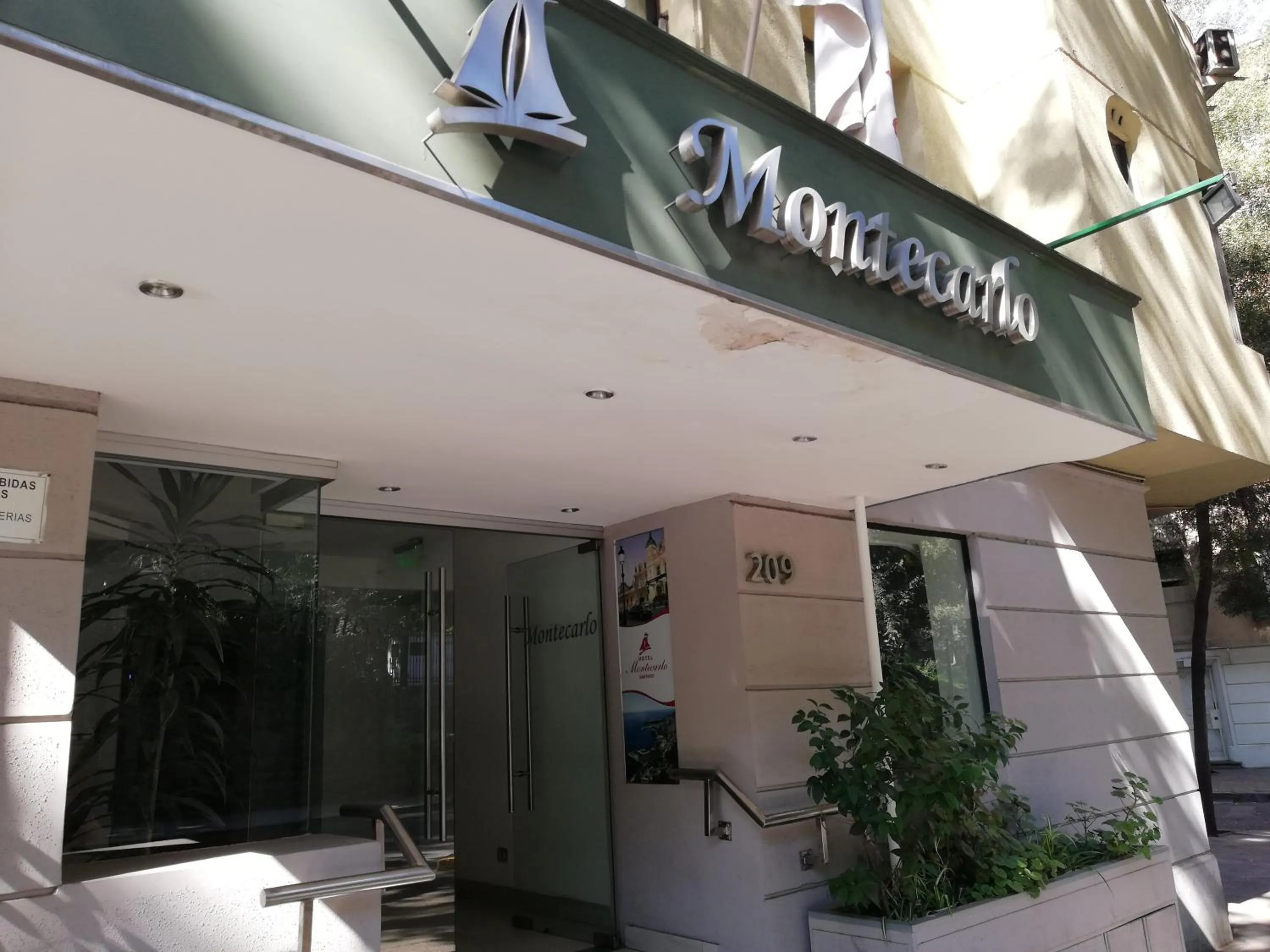 Facade/entrance in Hotel Montecarlo Santiago
