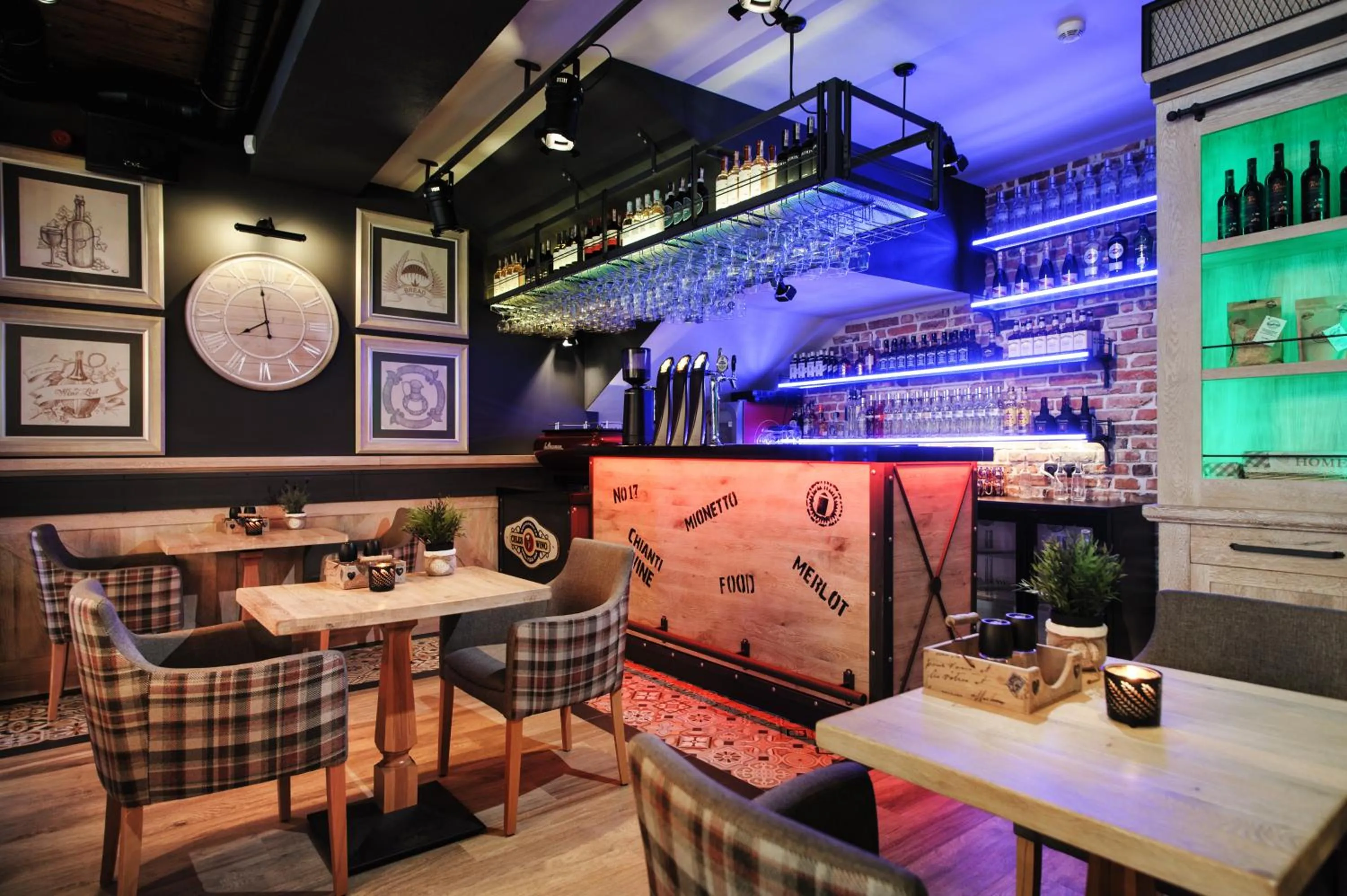 Restaurant/places to eat in Apartamenty Chleb i Wino