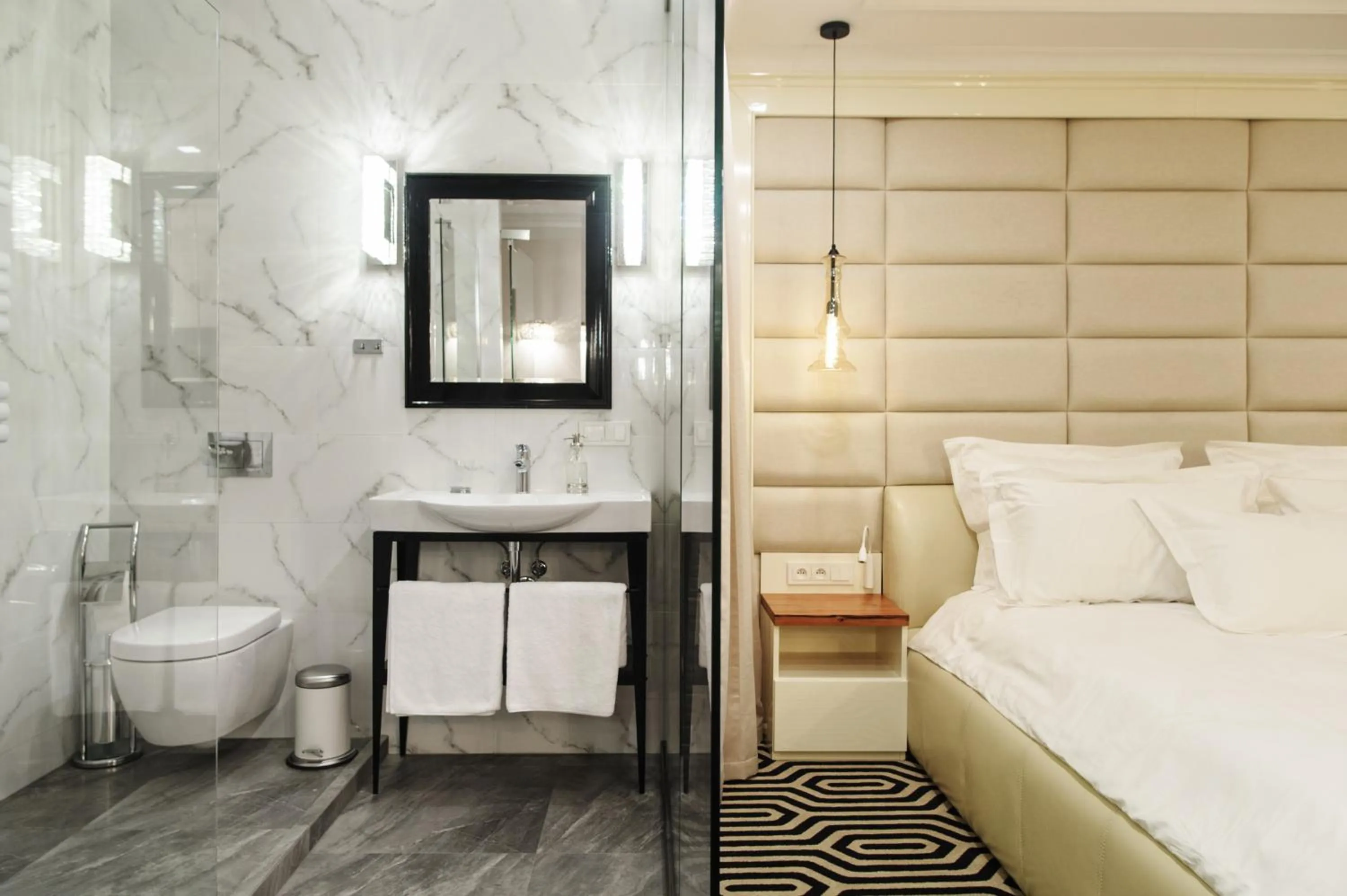 Shower, Bed in Apartamenty Chleb i Wino