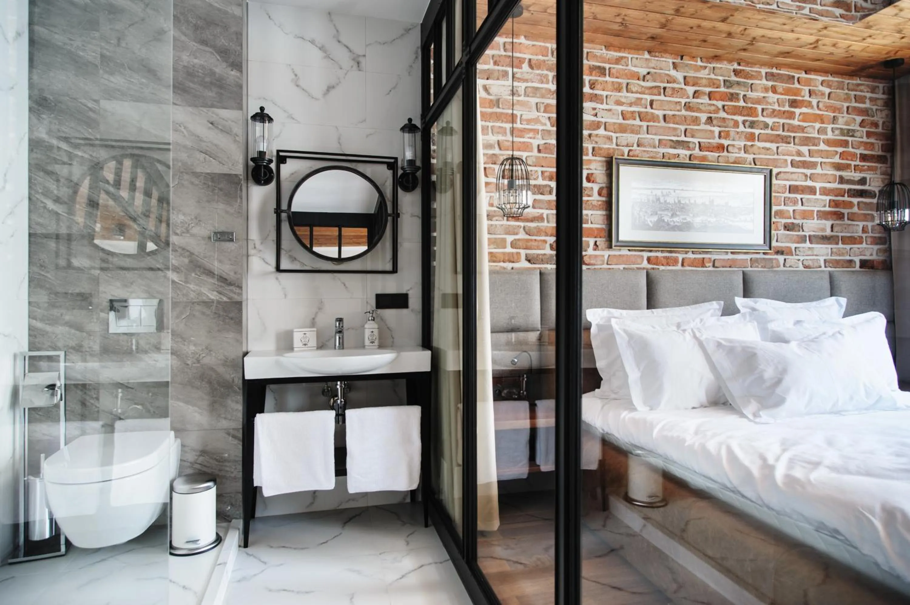 Shower, Bed in Apartamenty Chleb i Wino