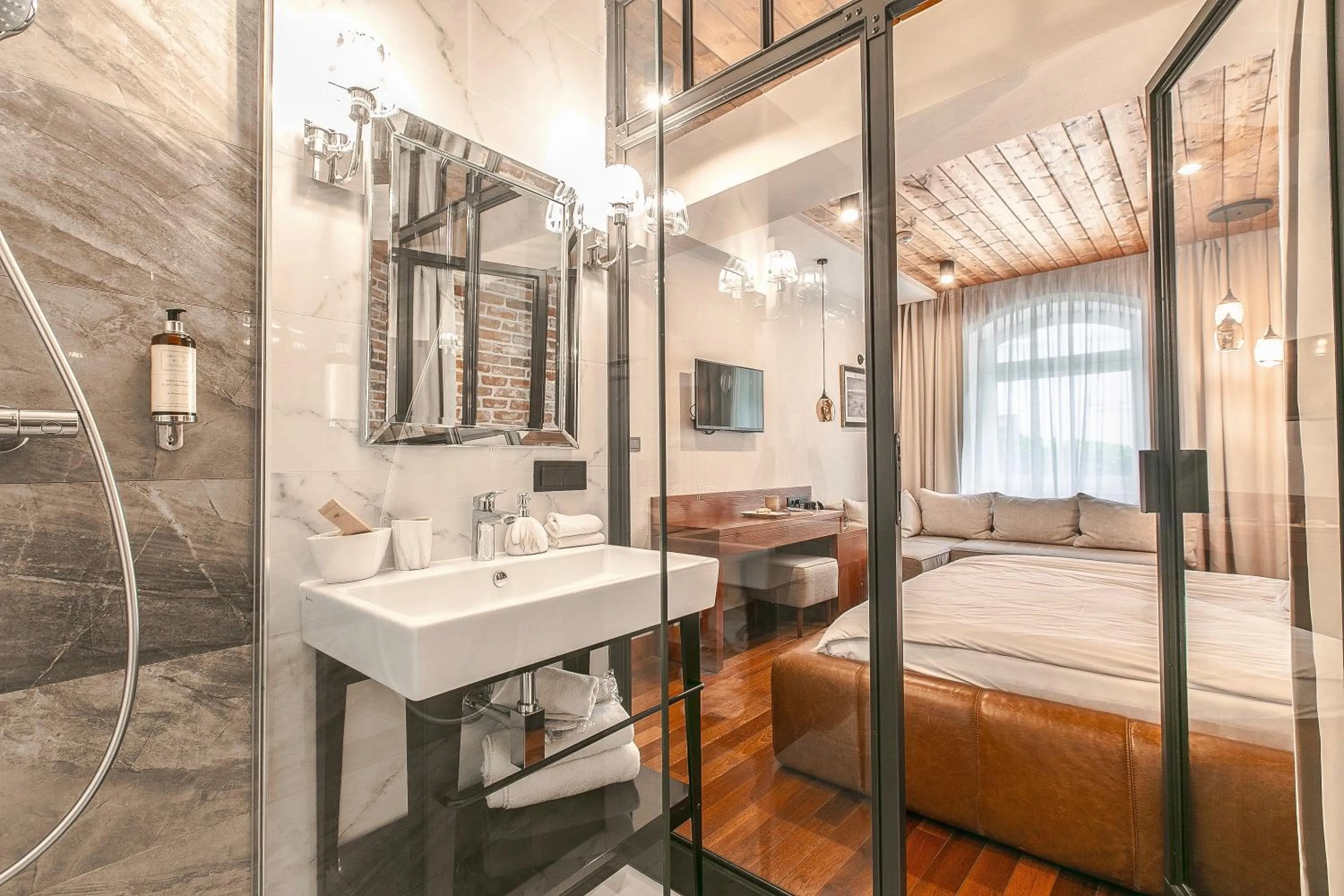 Shower, Bed in Apartamenty Chleb i Wino