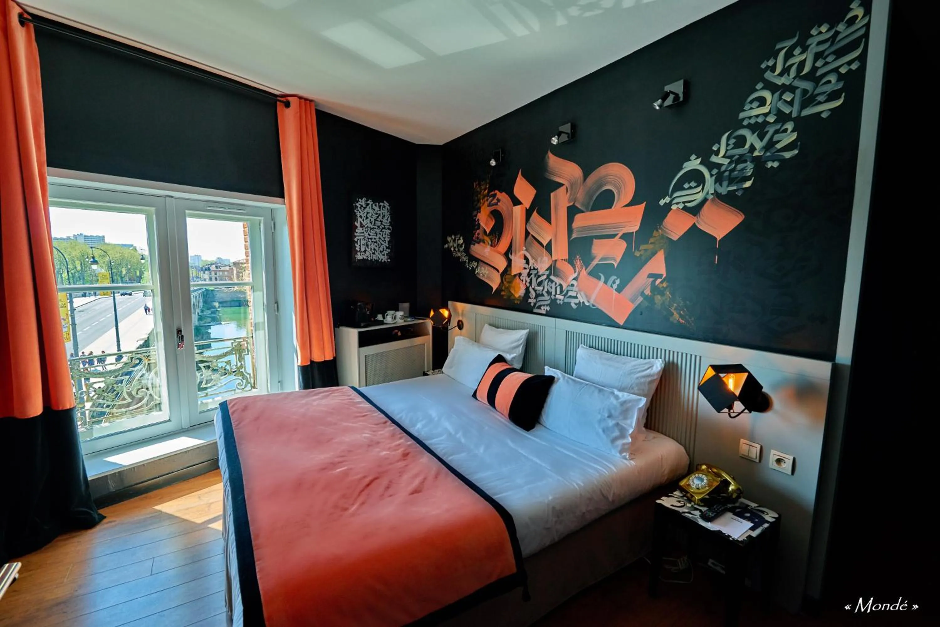 Bed in Hôtel des Beaux-Arts Toulouse