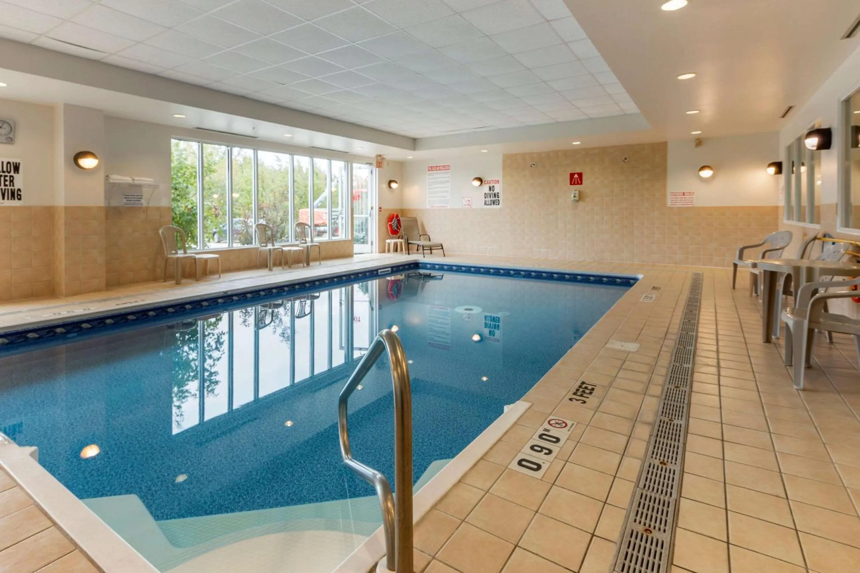 Swimming pool in Comfort Inn