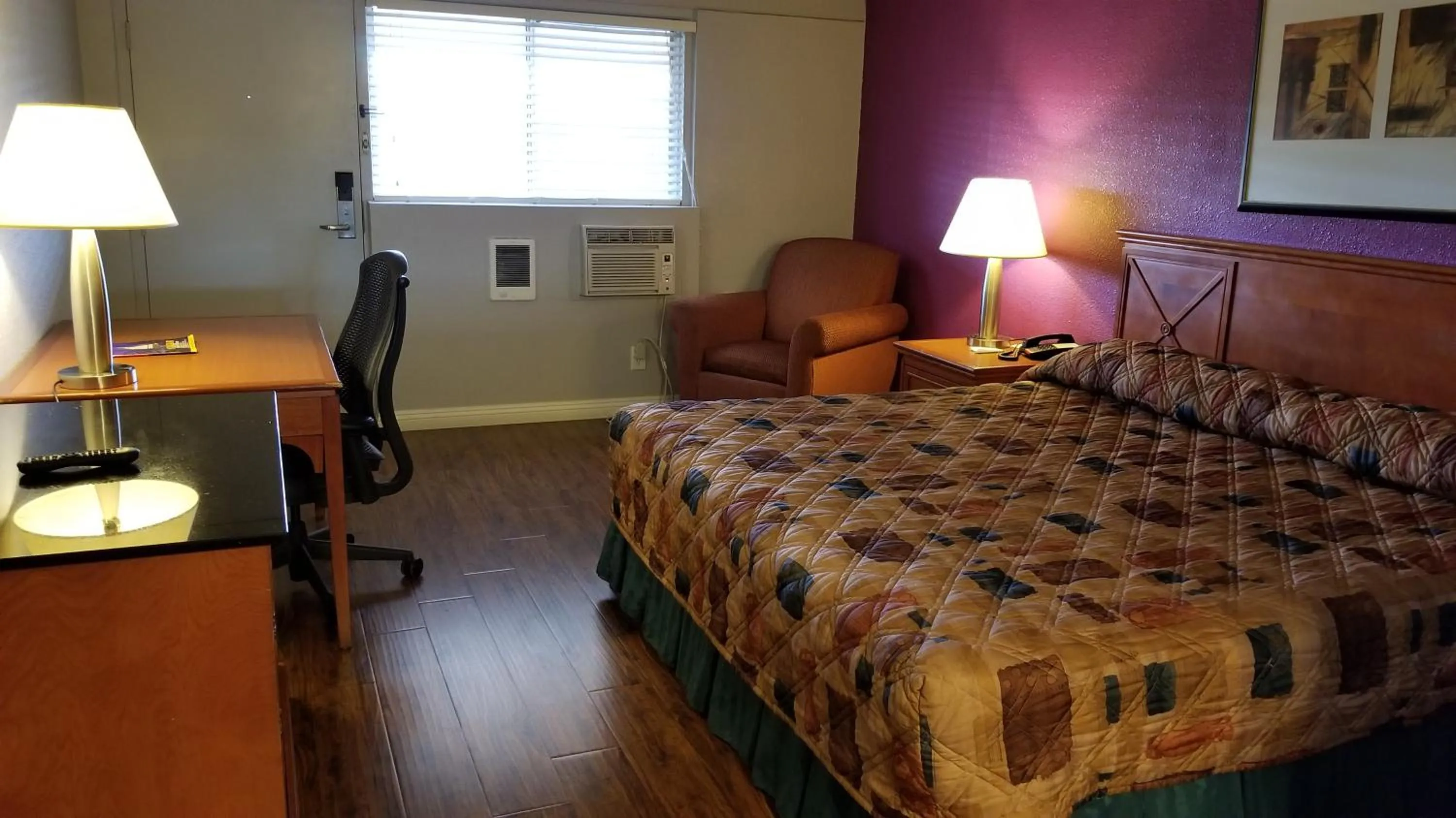 Bed in Santa Fe Inn - Pueblo