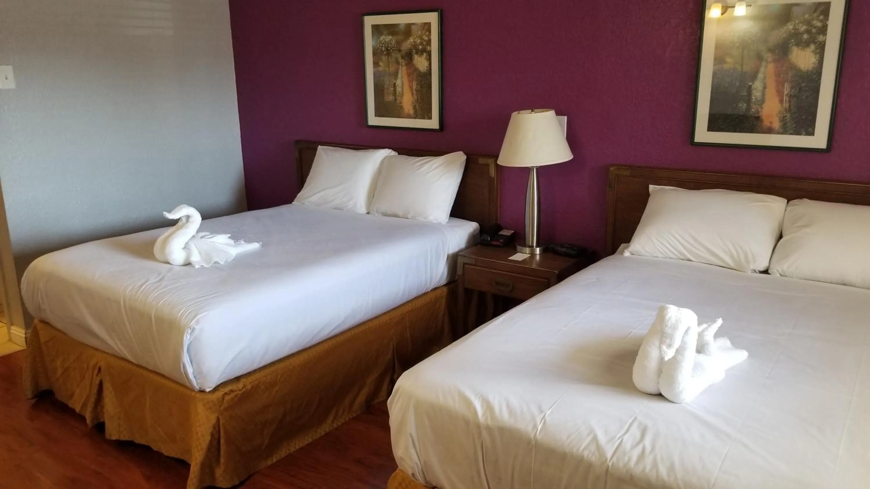 Bed in Santa Fe Inn - Pueblo