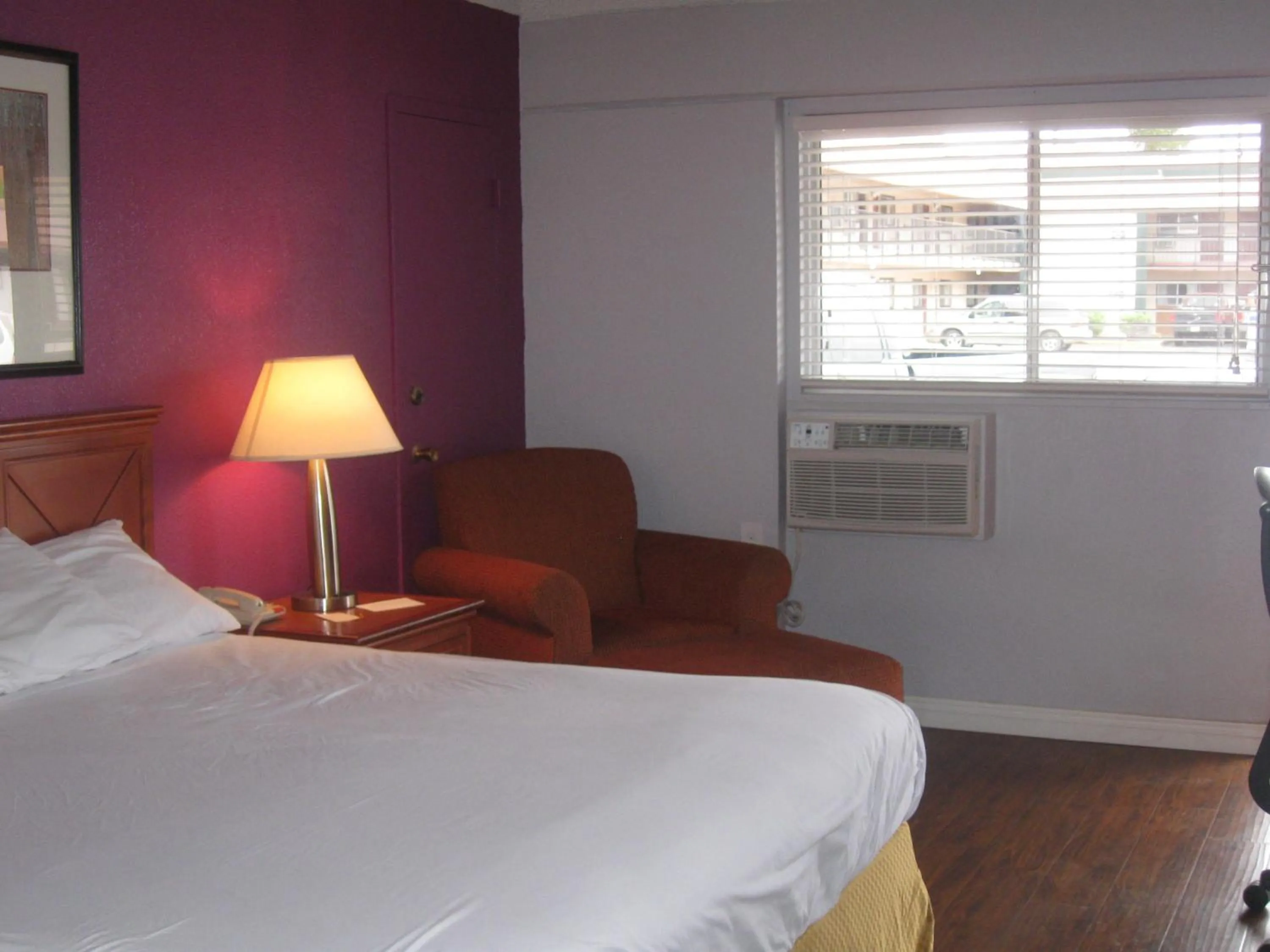 Seating area, Bed in Santa Fe Inn - Pueblo