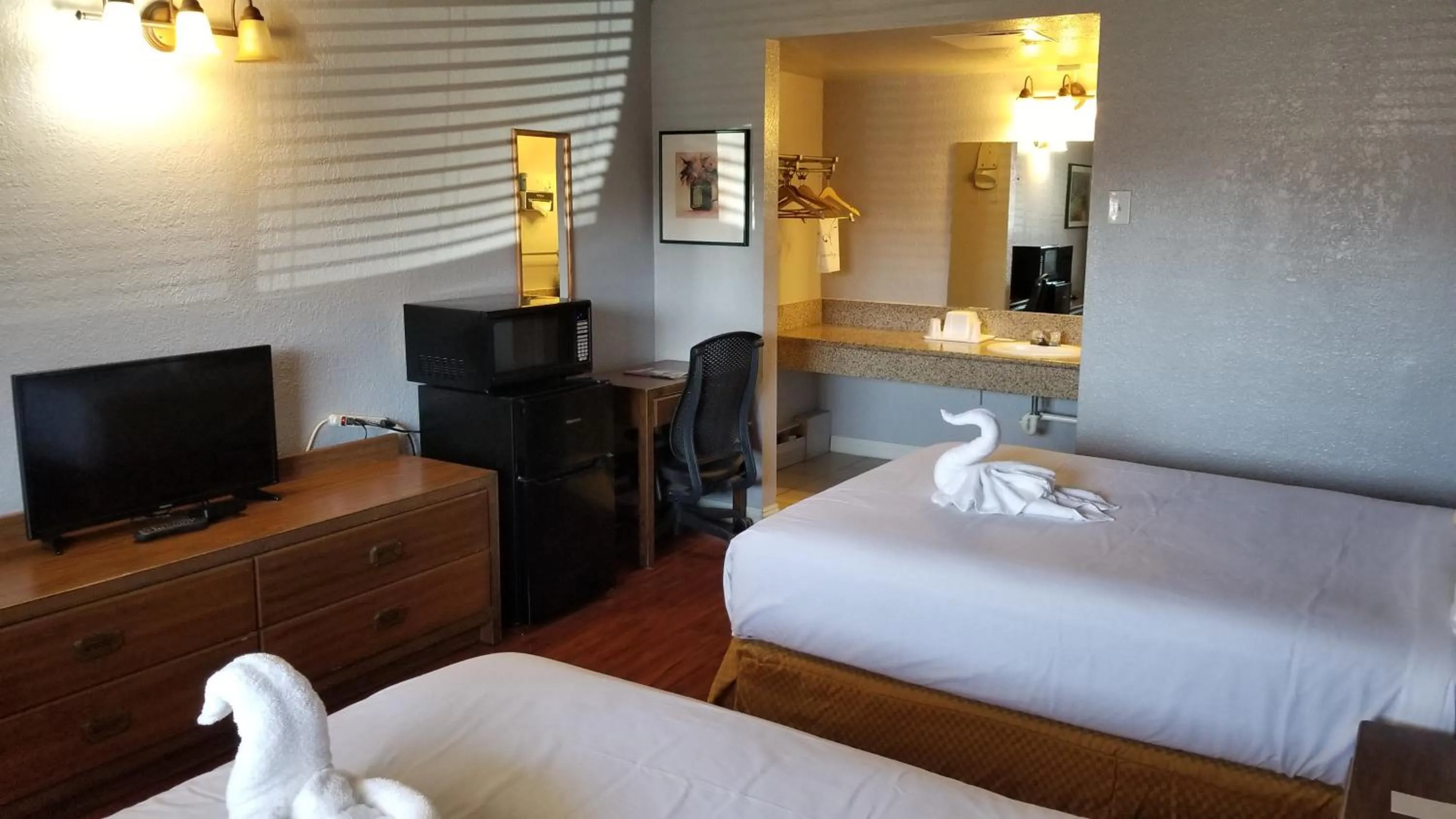 Bed in Santa Fe Inn - Pueblo