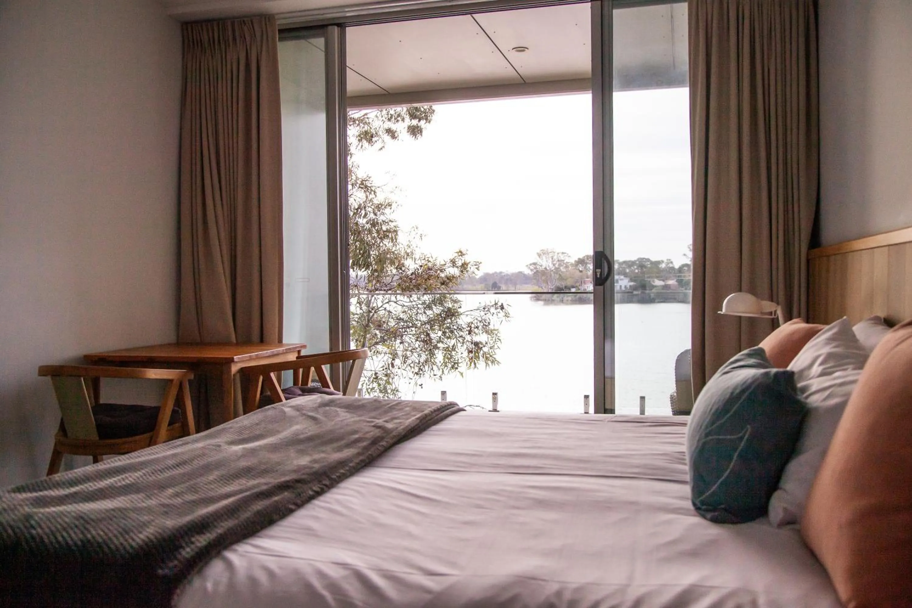 Bed in Nagambie Waterfront Motel