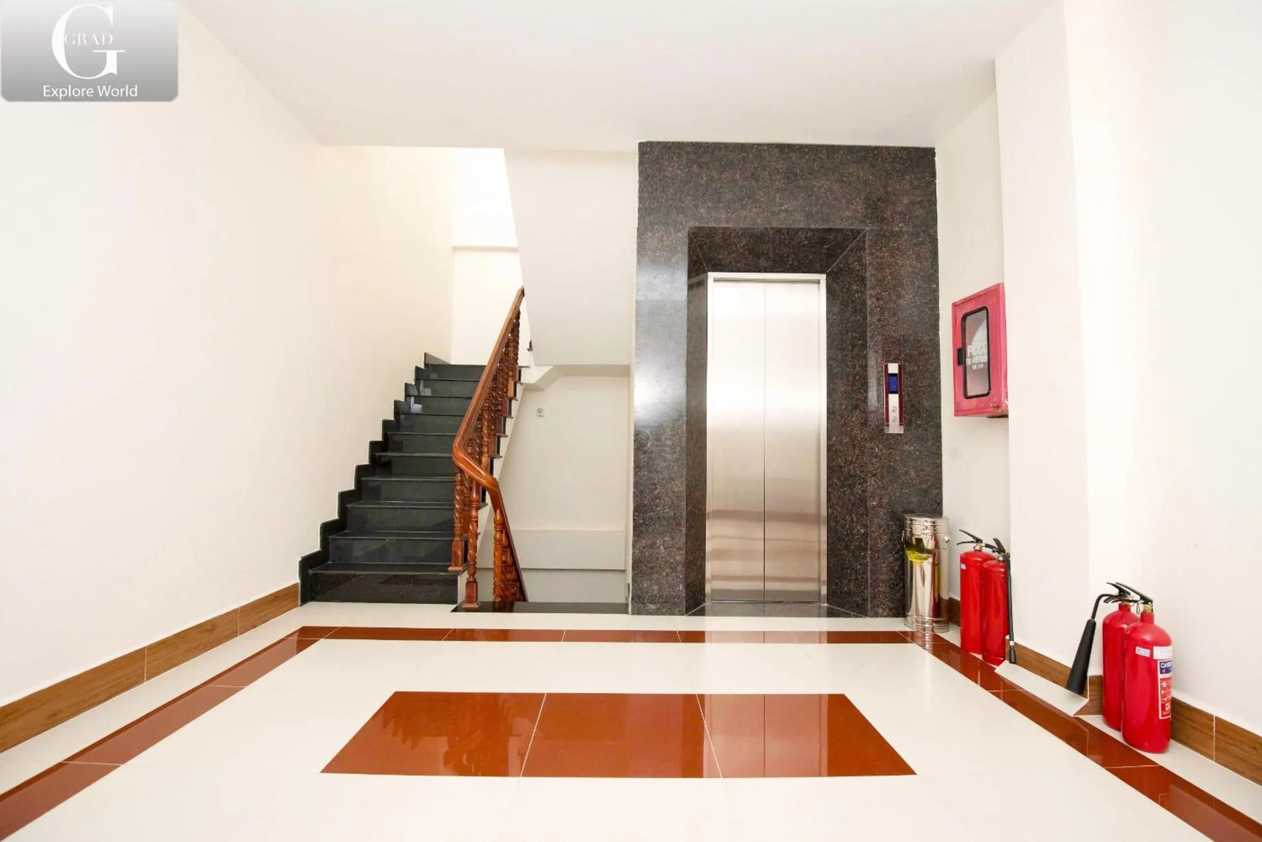 elevator in Bong Sen Xanh Hotel