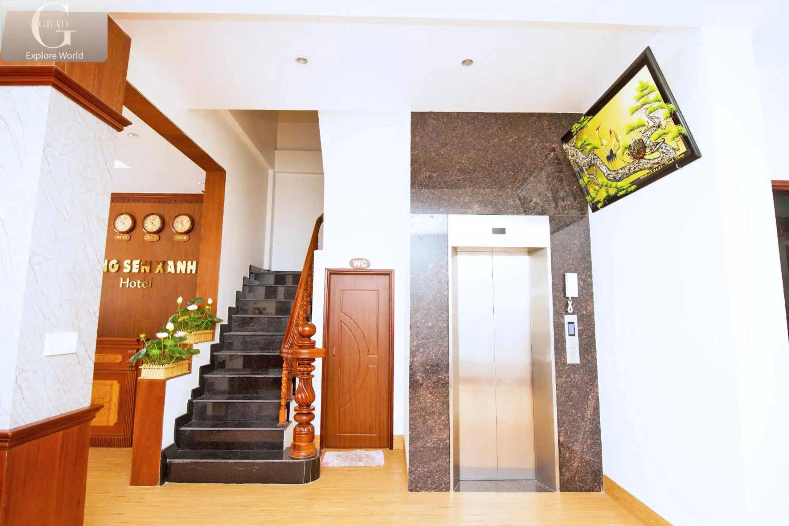 elevator in Bong Sen Xanh Hotel