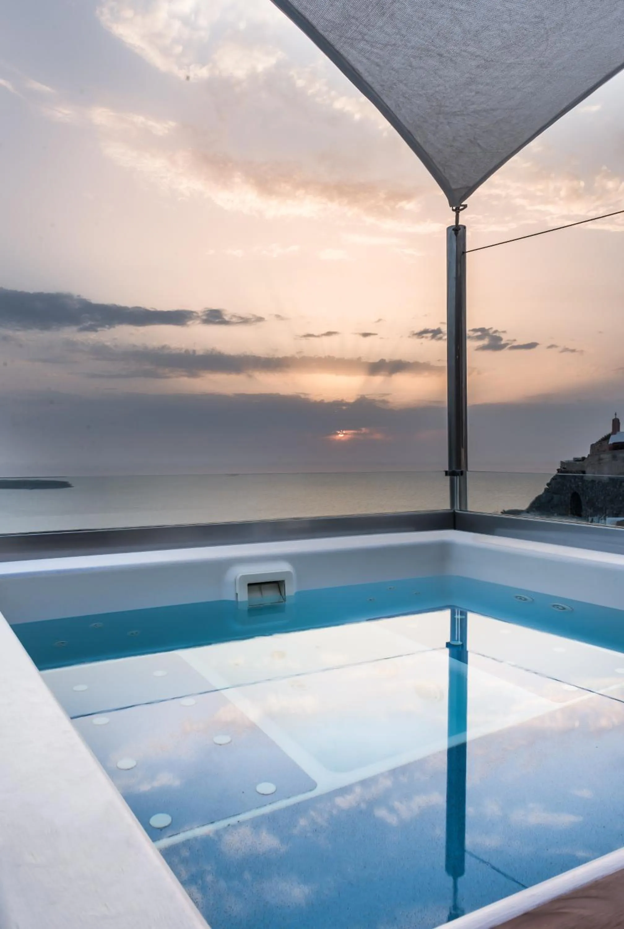 Hot Tub in Hyperion Oia Suites