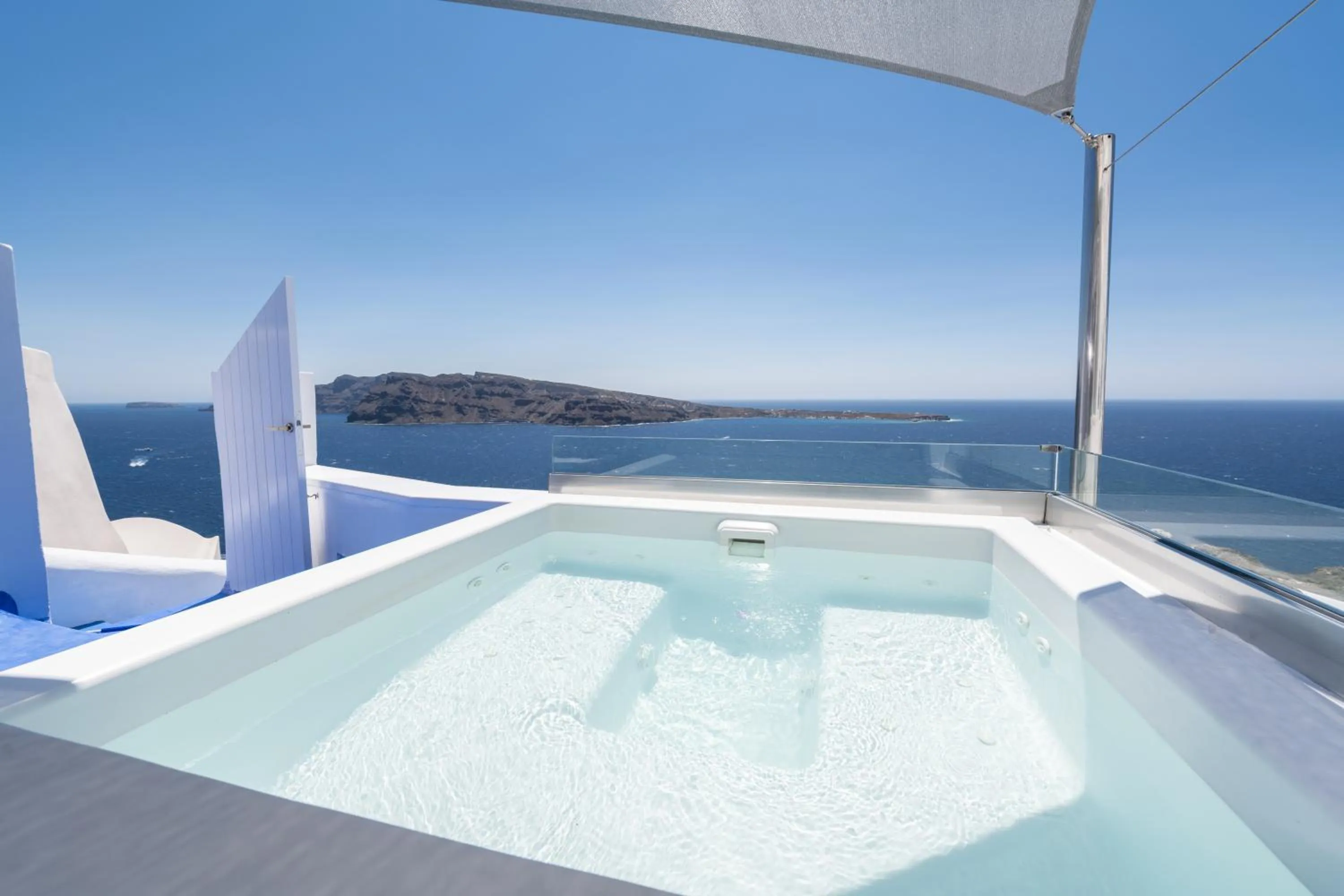 Hot Tub in Hyperion Oia Suites