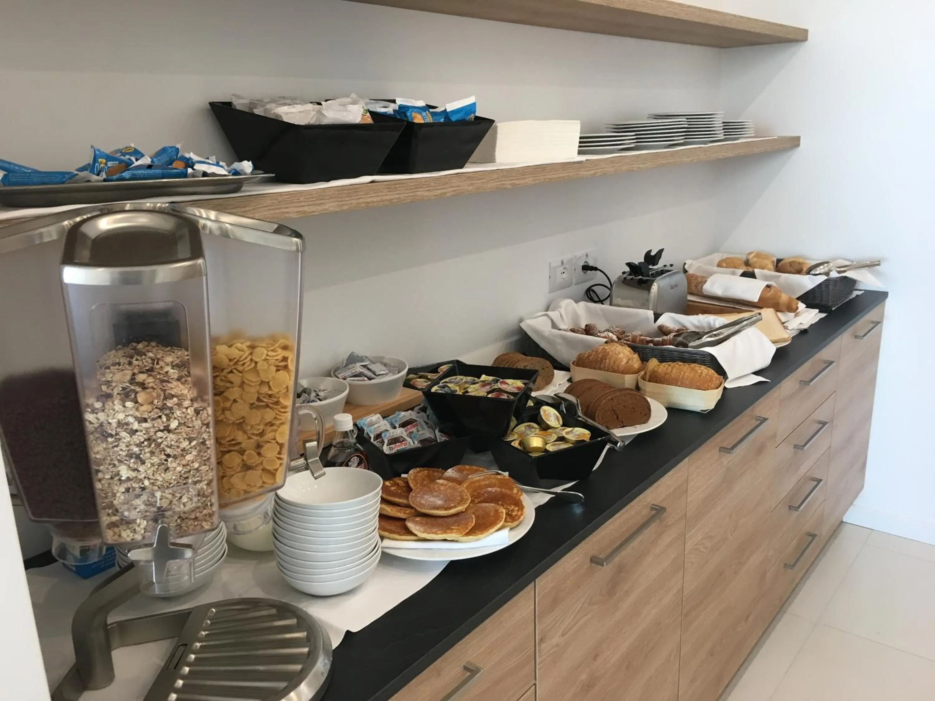 Restaurant/places to eat in Hotel Elite