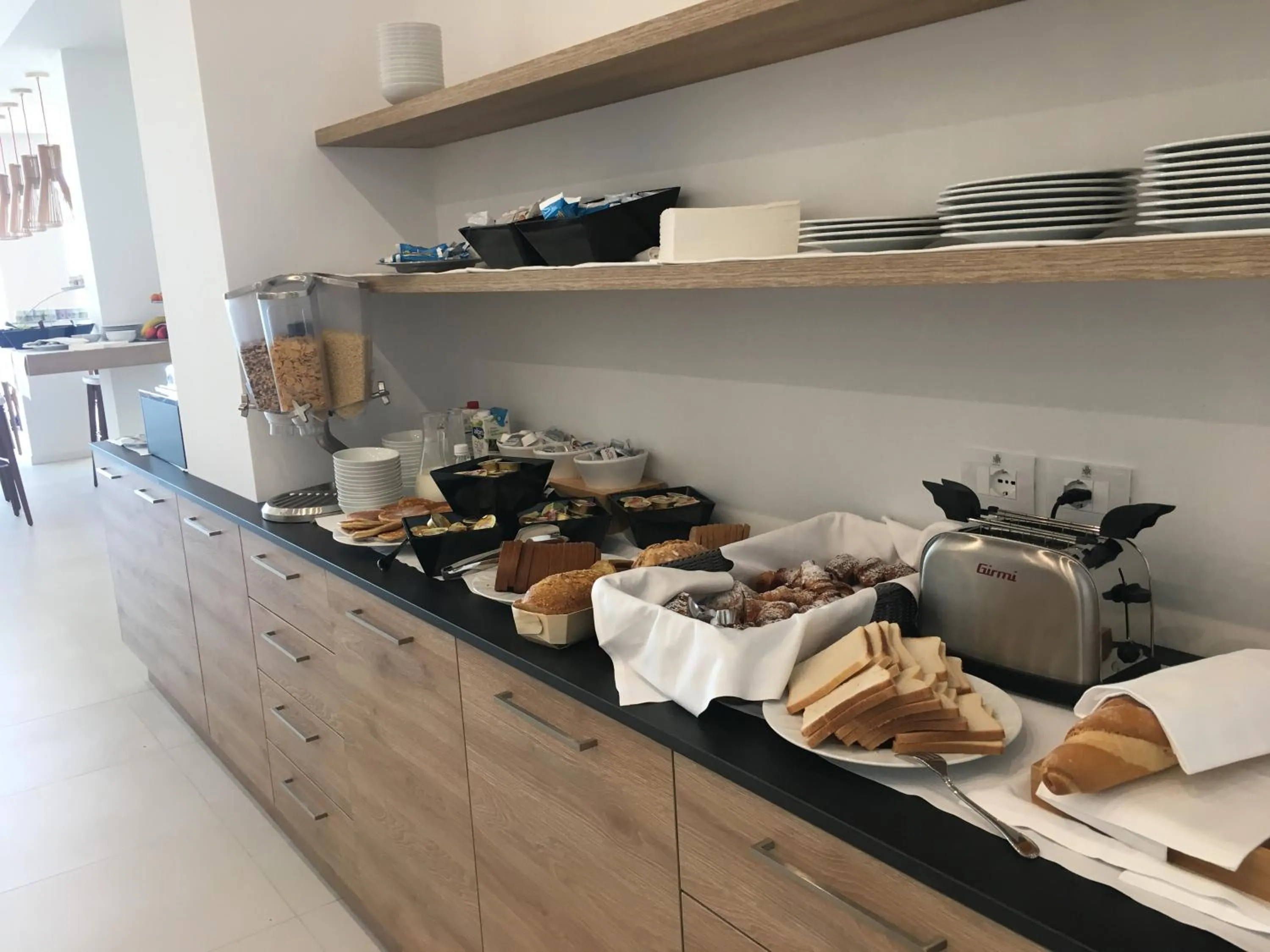 Restaurant/places to eat in Hotel Elite