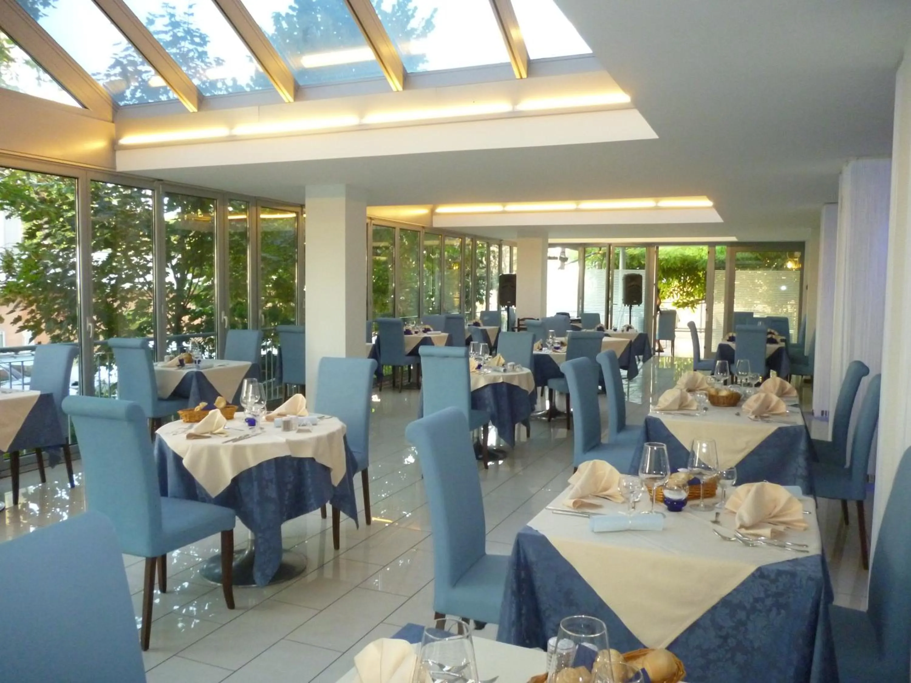 Restaurant/places to eat in Hotel Europa